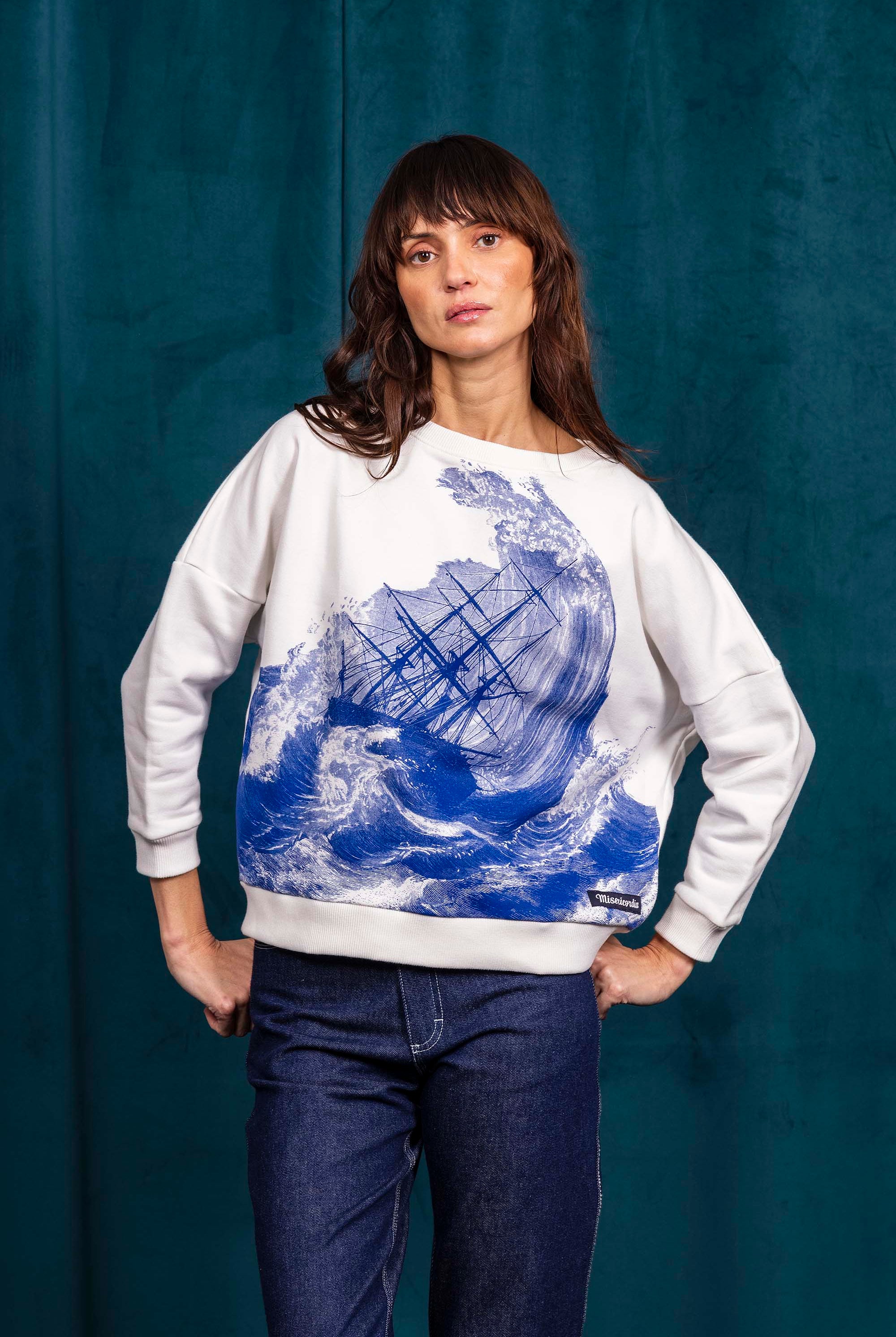 Sweatshirt Contracorriente Rescate Écru le sweatshirt femme Misericordia revendique une nouvelle identité tendance