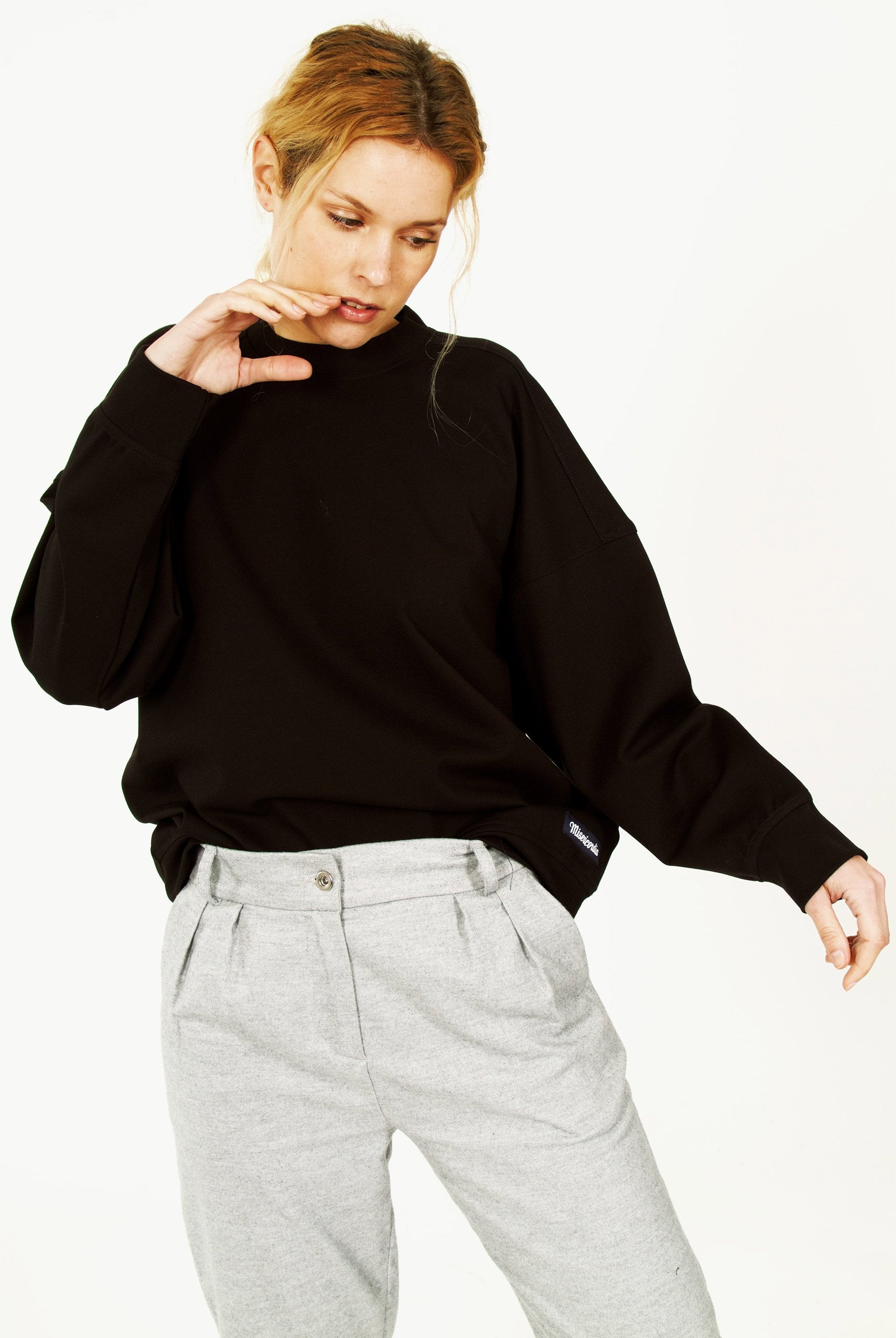 Sweatshirt Lucas Noir des broderies et graphismes pour toujours plus de modernité