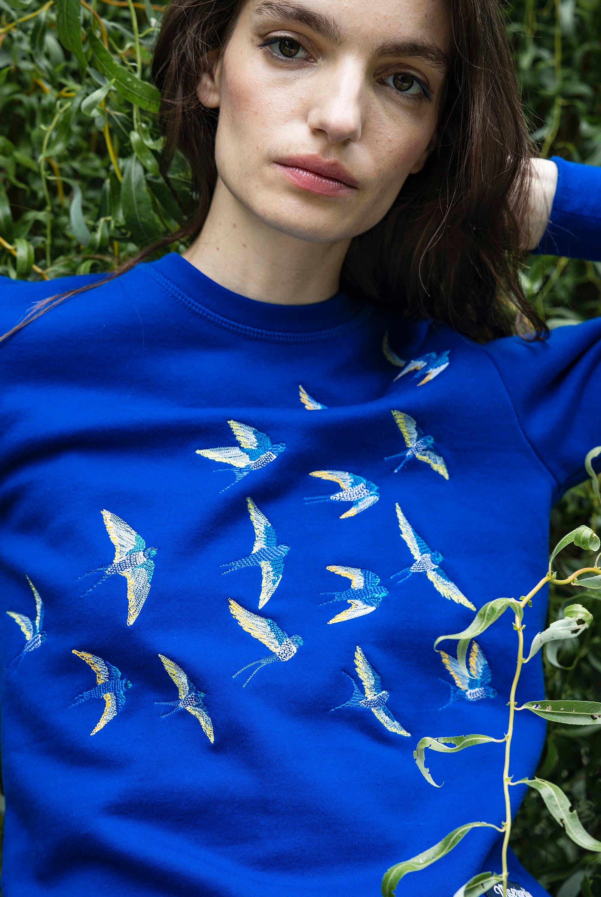 Sweatshirt Macarron Aves Bleu Saphir le sweatshirt femme Misericordia revendique une nouvelle identité tendance