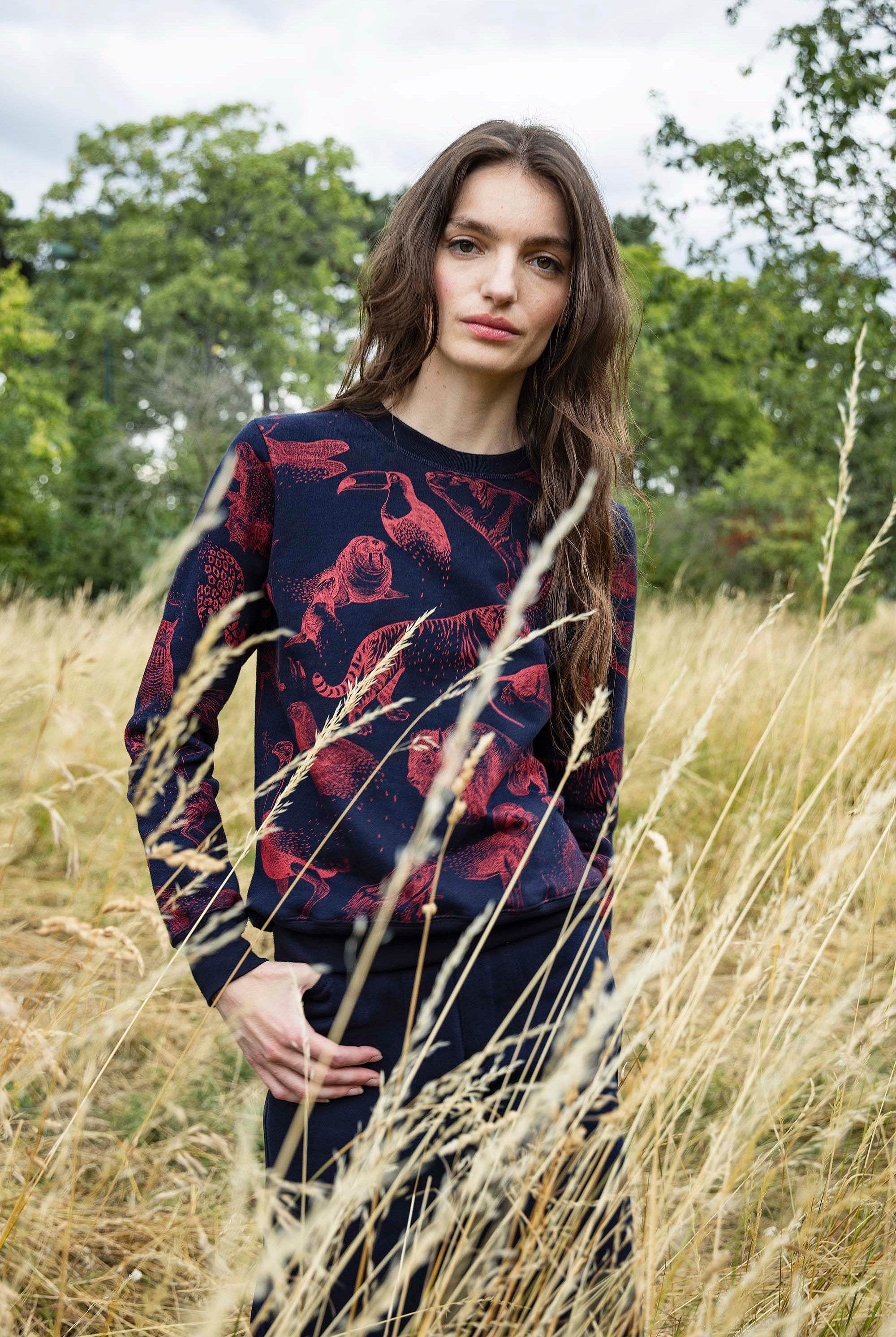 Sweatshirt Macarron Desaparicion Bleu Marine le sweatshirt femme Misericordia revendique une nouvelle identité tendance