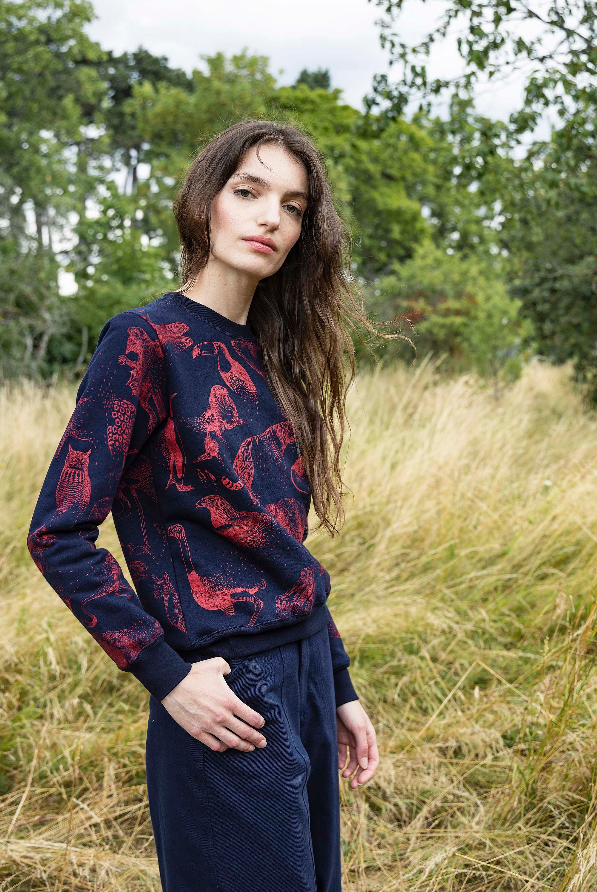 Sweatshirt Macarron Desaparicion Bleu Marine le sweatshirt femme Misericordia revendique une nouvelle identité tendance