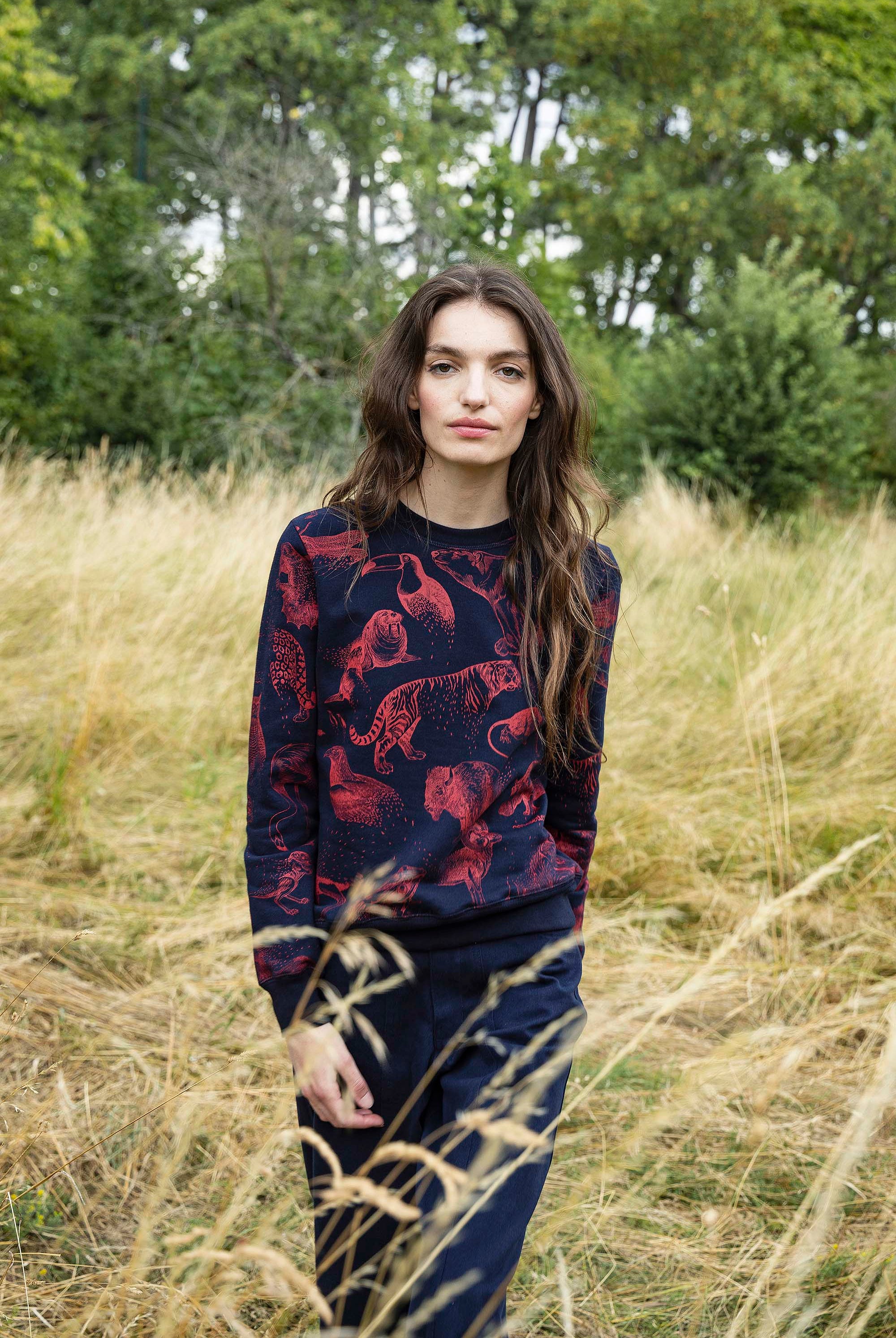 Sweatshirt Macarron Desaparicion Bleu Marine le sweatshirt femme Misericordia revendique une nouvelle identité tendance