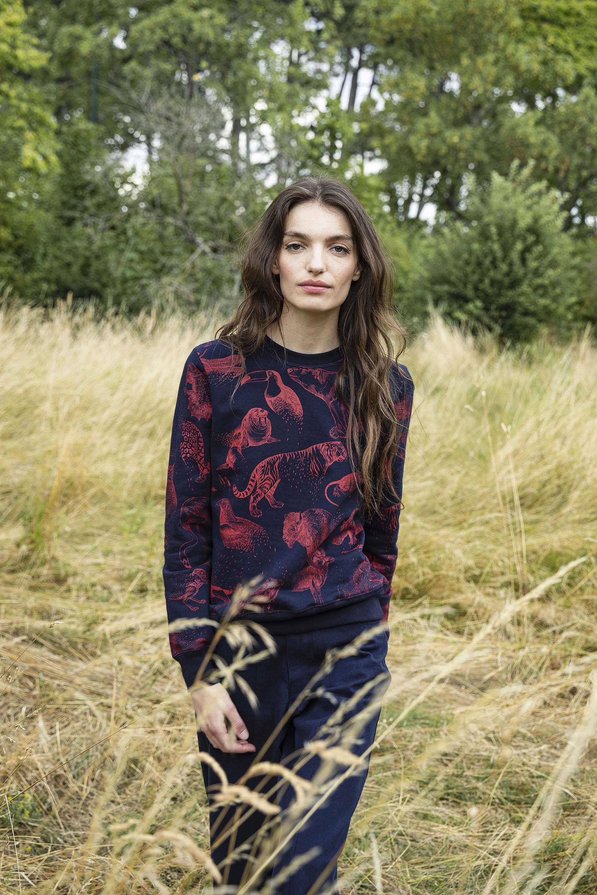 Sweatshirt Macarron Desaparicion Bleu Marine le sweatshirt femme Misericordia revendique une nouvelle identité tendance