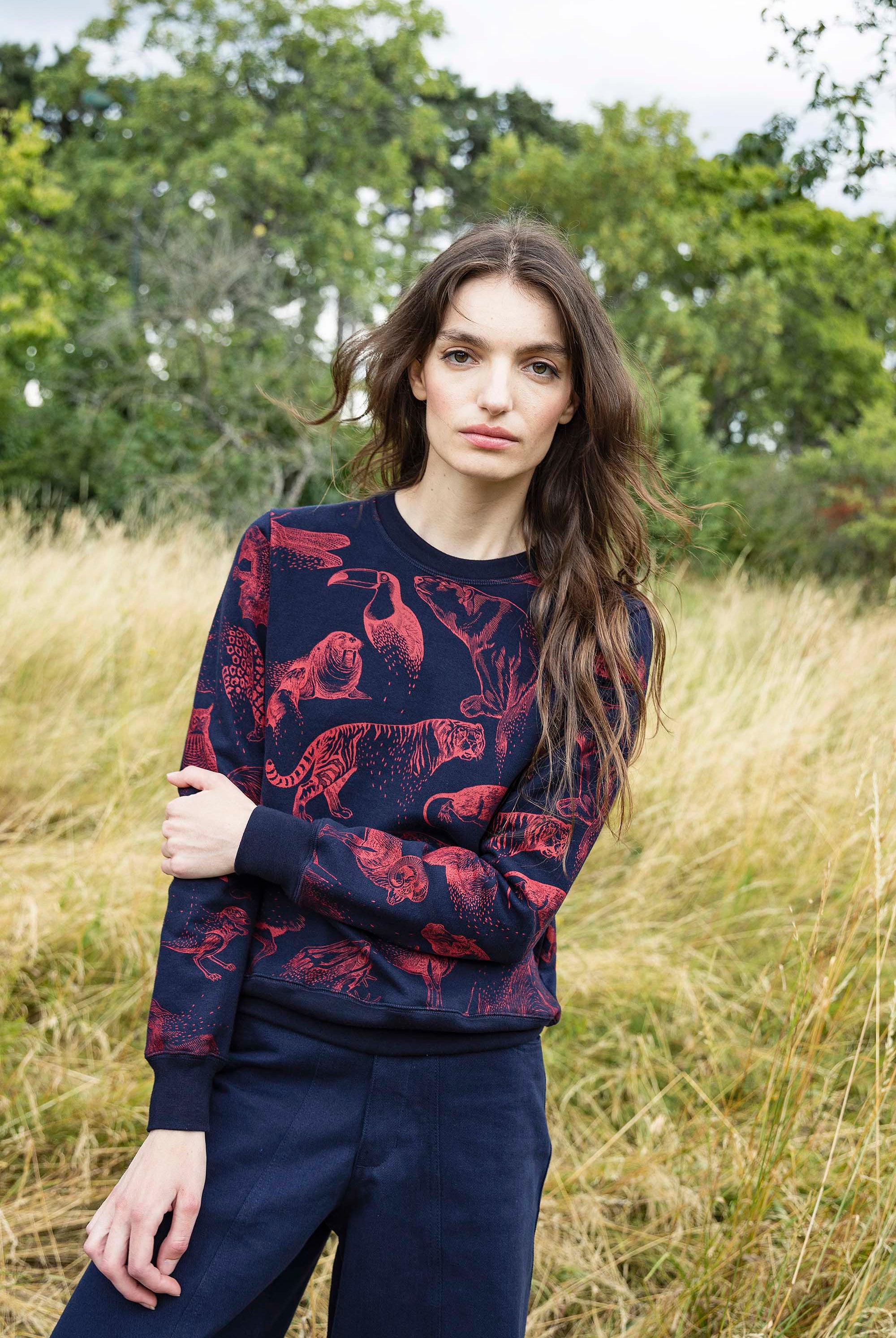 Sweatshirt Macarron Desaparicion Bleu Marine le sweatshirt femme Misericordia revendique une nouvelle identité tendance