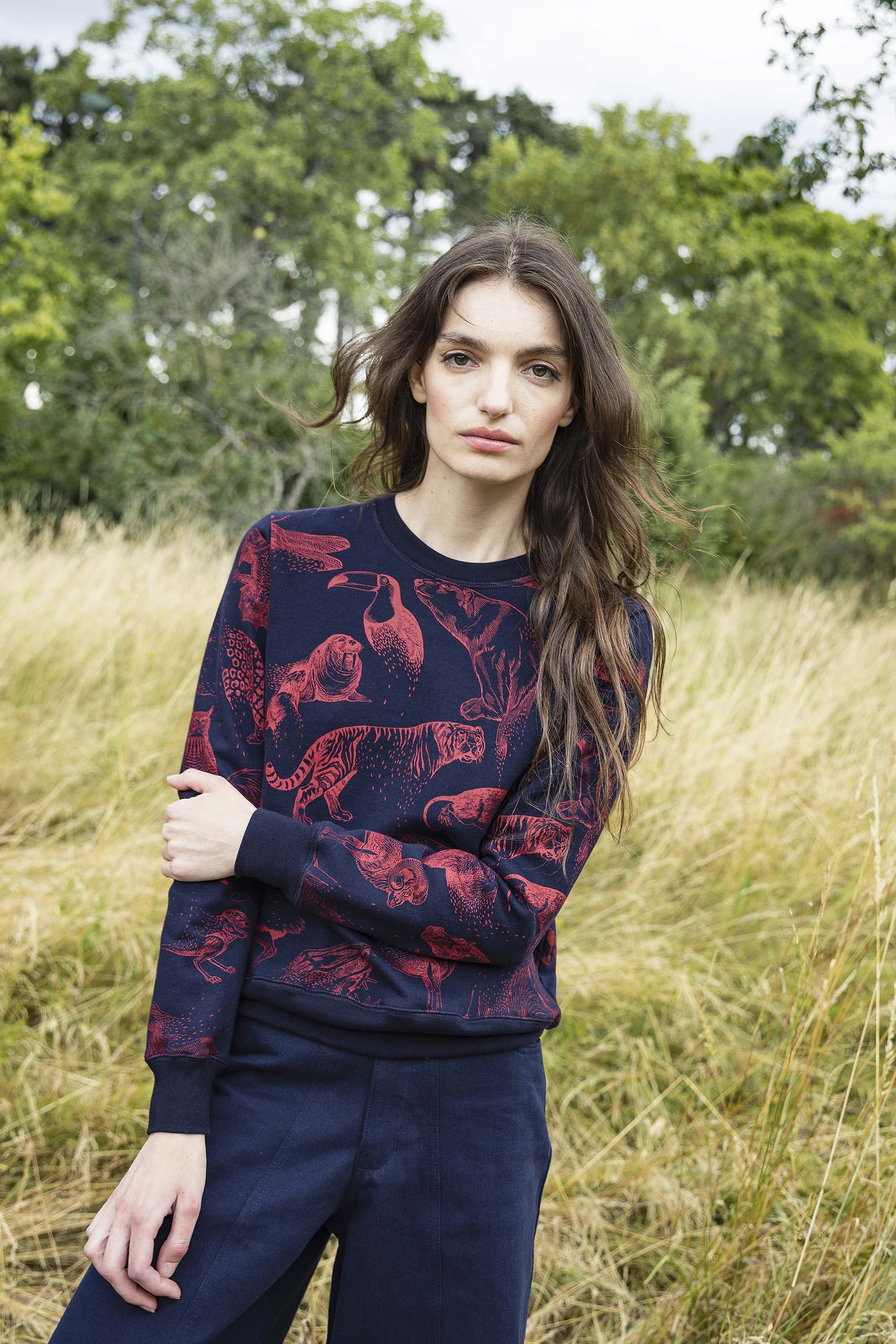 Sweatshirt Macarron Desaparicion Bleu Marine le sweatshirt femme Misericordia revendique une nouvelle identité tendance