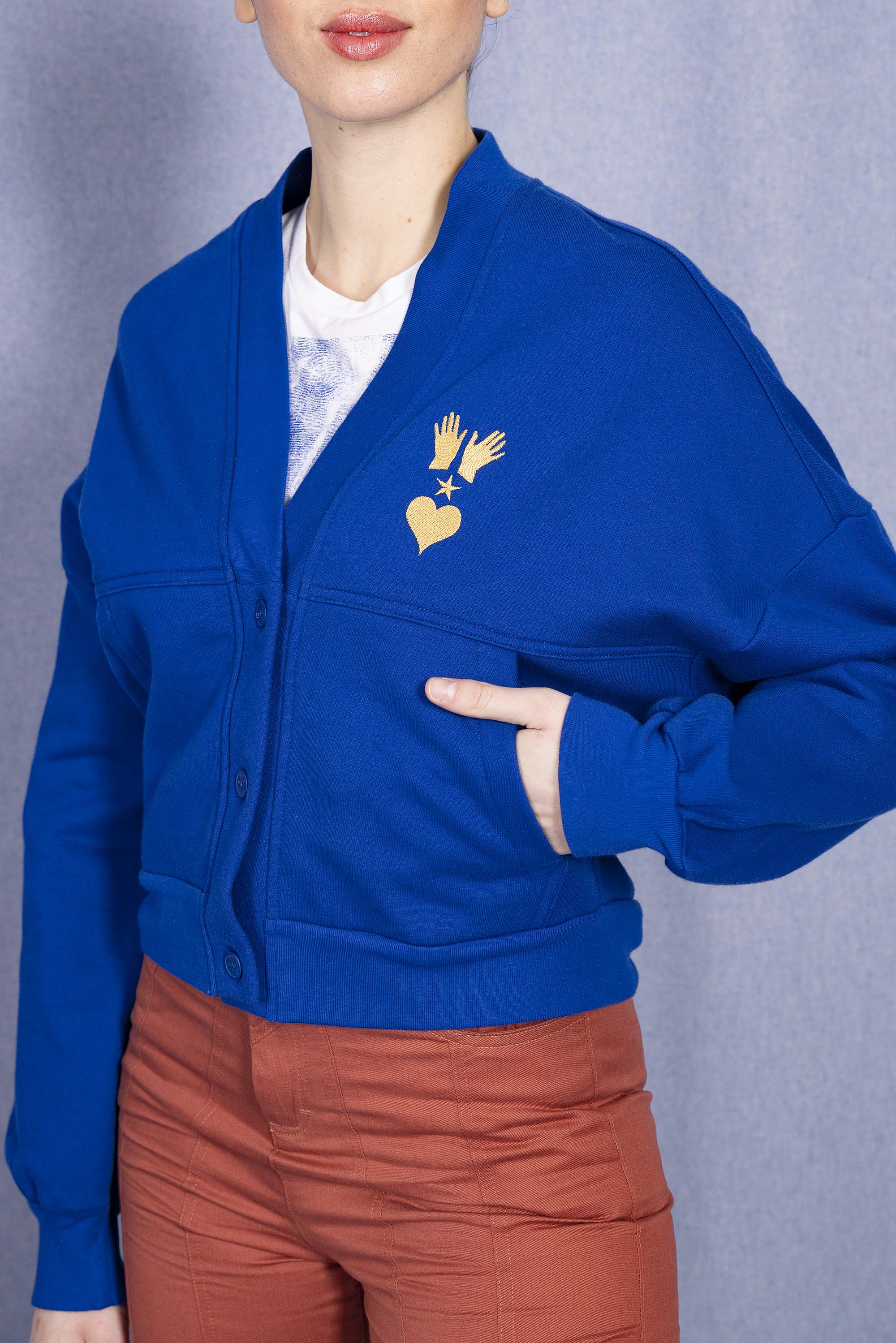 Sweatshirt Neola Bleu Saphir le sweatshirt femme Misericordia revendique une nouvelle identité tendance