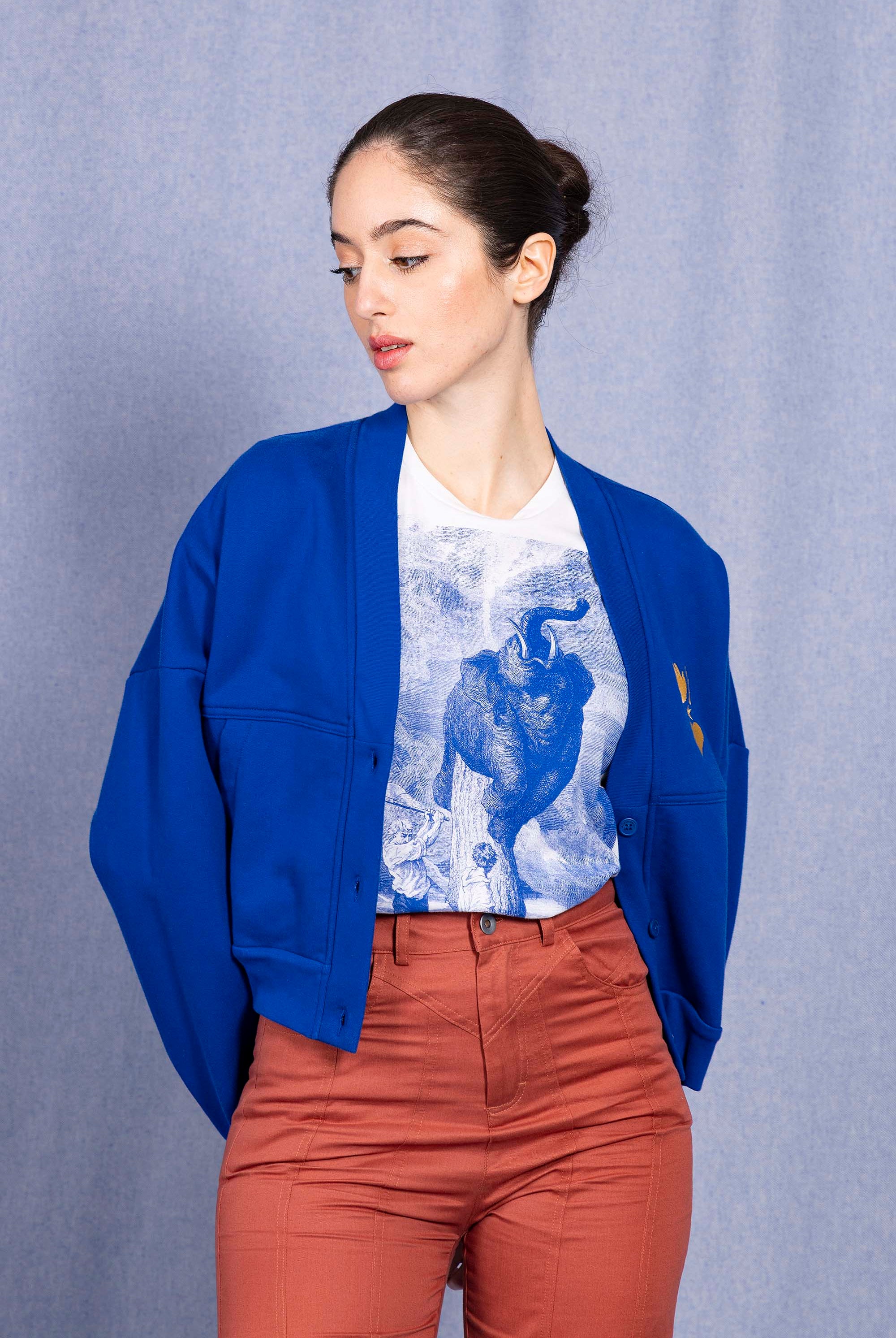 Sweatshirt Neola Bleu Saphir le sweatshirt femme Misericordia revendique une nouvelle identité tendance