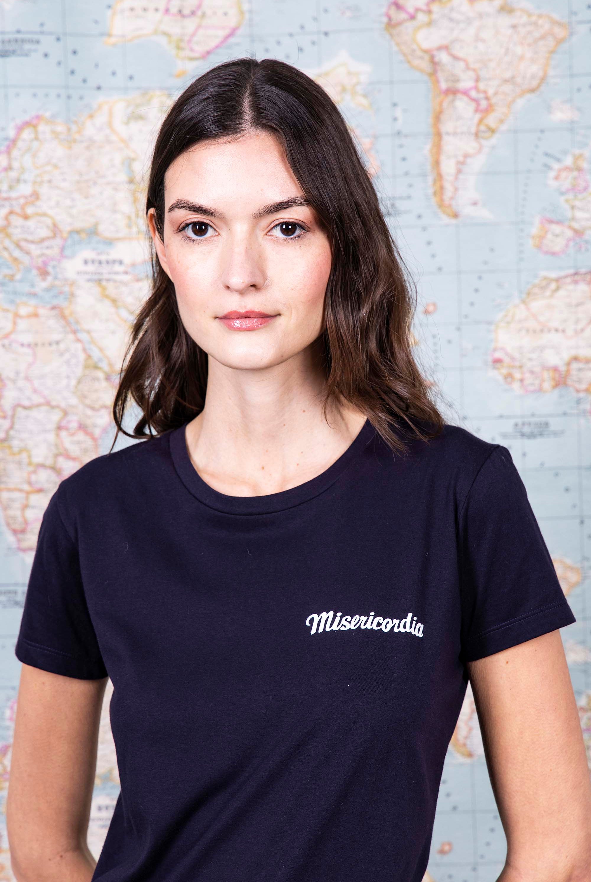 T-Shirt Medallon Misericordia Pecho Bleu Marine allure féminine et sportswear pour un look de ville
