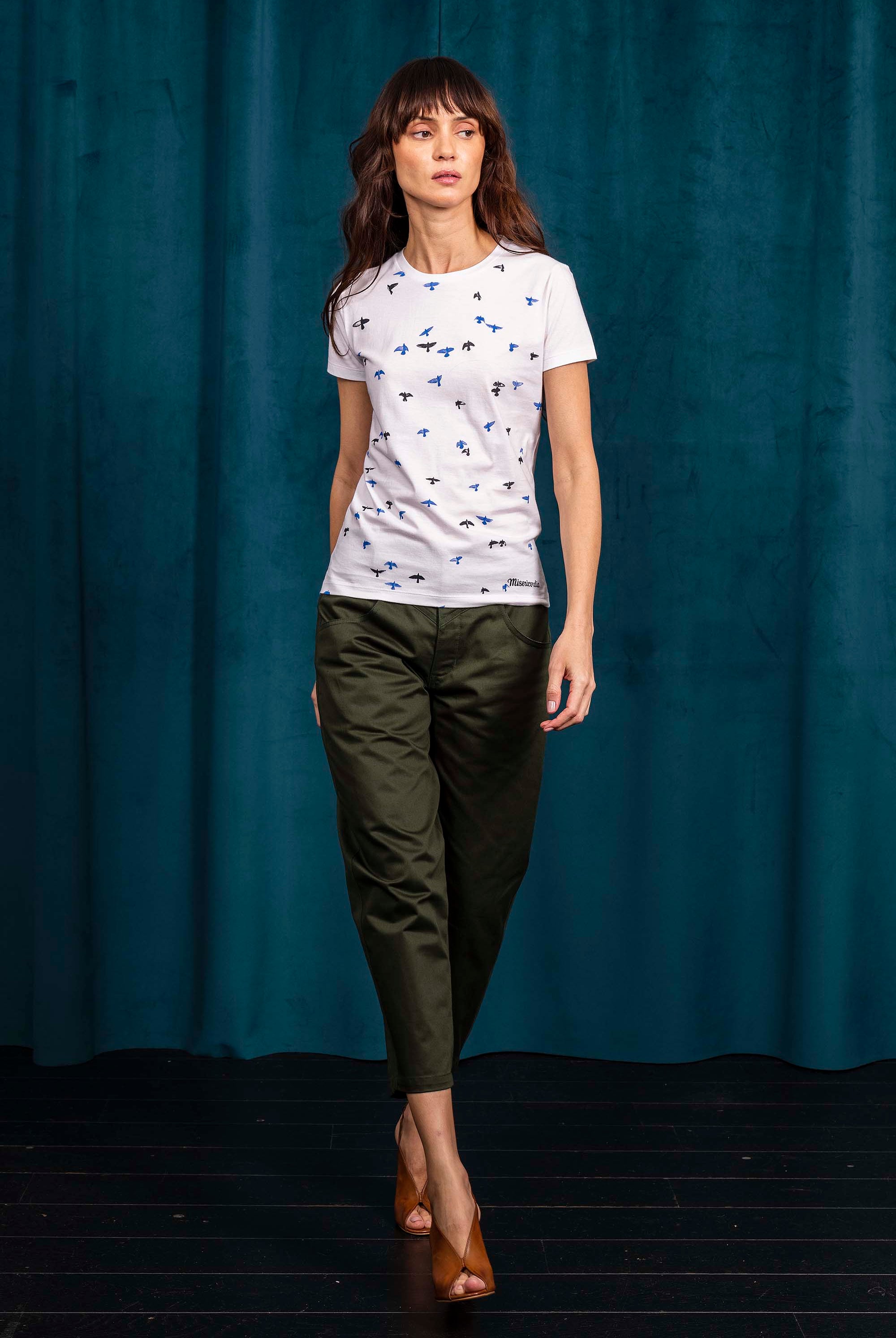 T-Shirt Medallon Vuelo Blanc mode graphique, ligne féminine et légèrement rétro, motifs arty