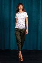 T-Shirt Medallon Vuelo Blanc mode graphique, ligne féminine et légèrement rétro, motifs arty