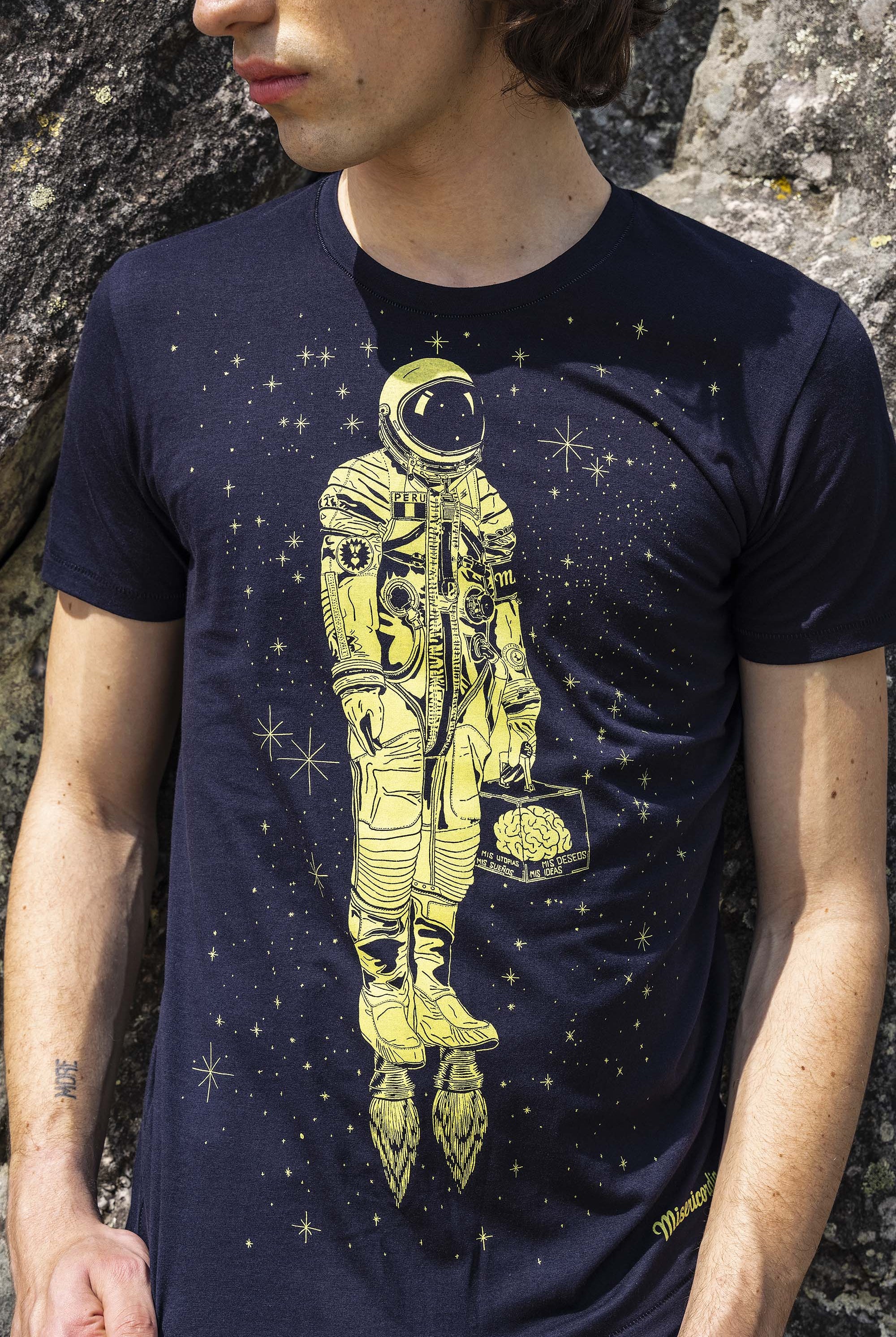 T-Shirt Querido Astronauta Bleu Marine jouer la carte de l'originalité avec les t-shirts à message Misericordia