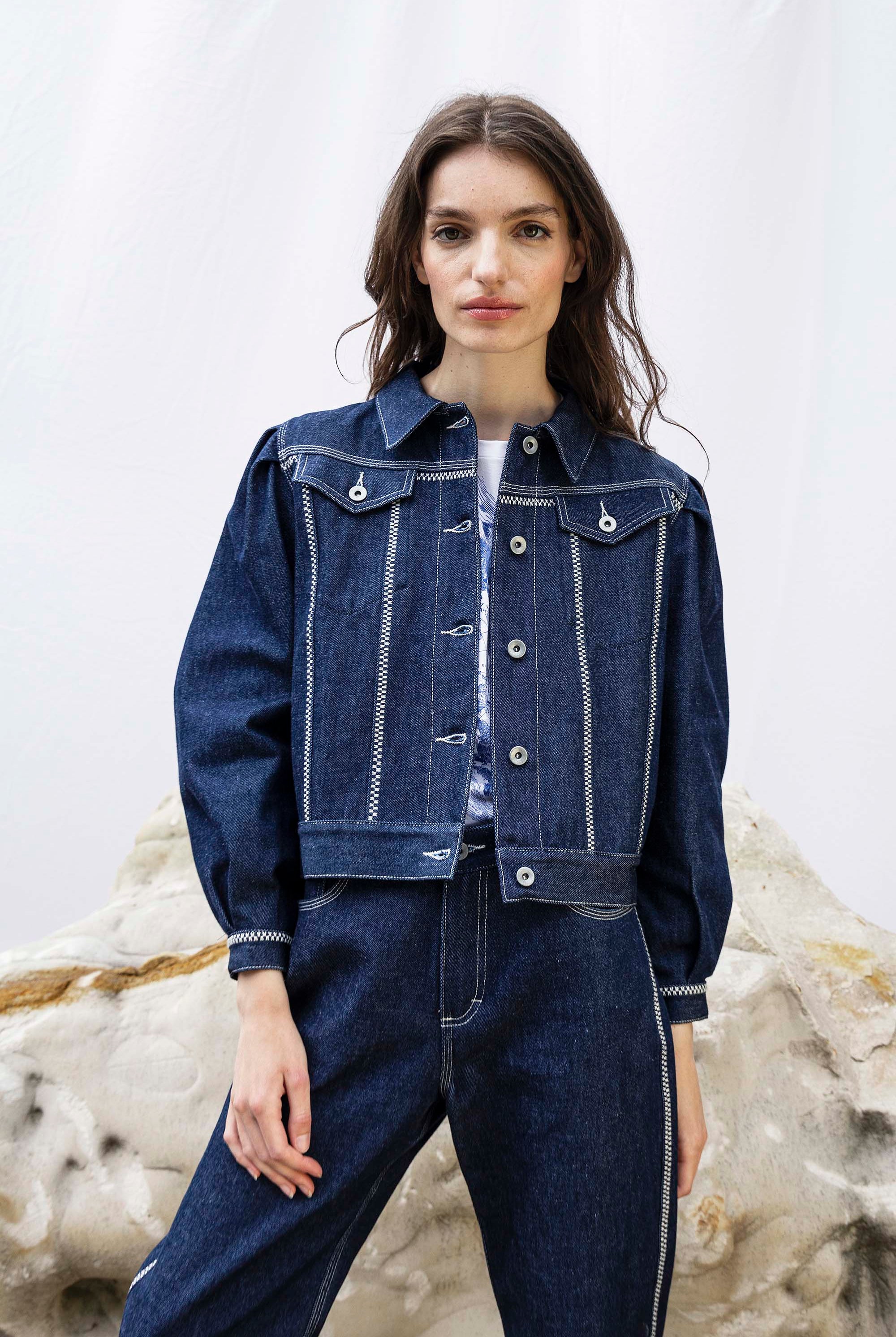 Veste Leda Bleu Denim grand incontournable du vestiaire féminin, la veste fait toute la tenue