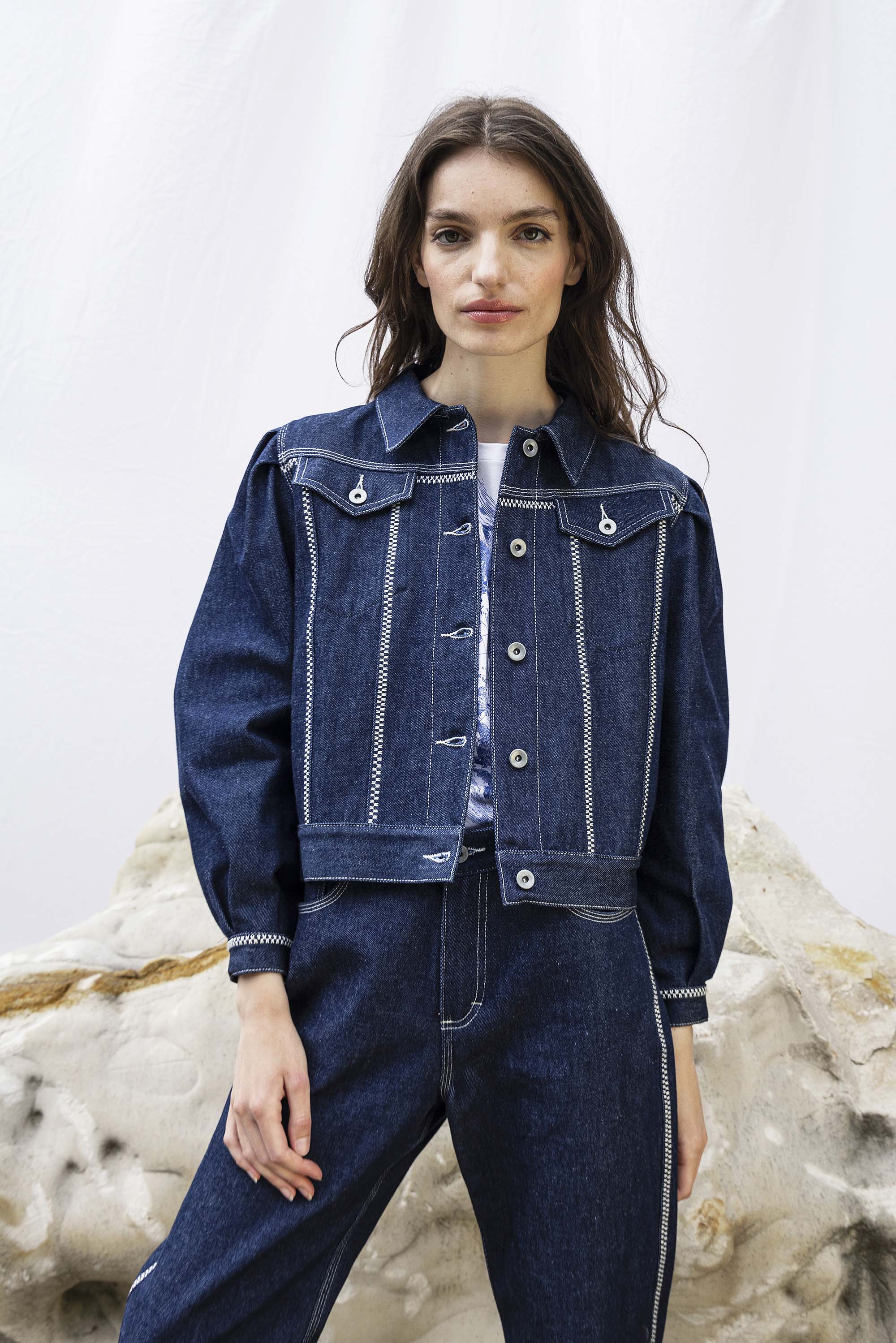 Veste Leda Bleu Denim grand incontournable du vestiaire féminin, la veste fait toute la tenue