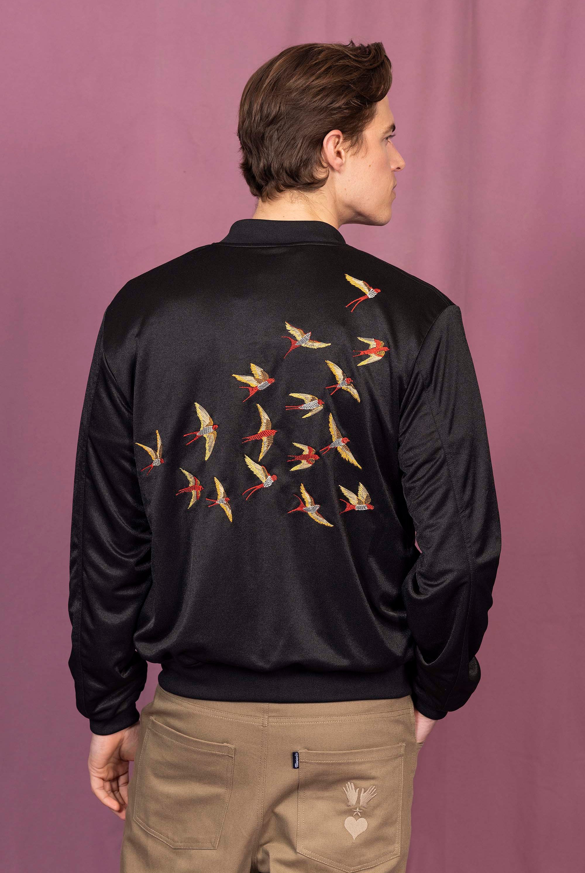 Blouson Paraguas Aves Noir élément incontournable des tenues masculines, la veste est une pièce polyvalente