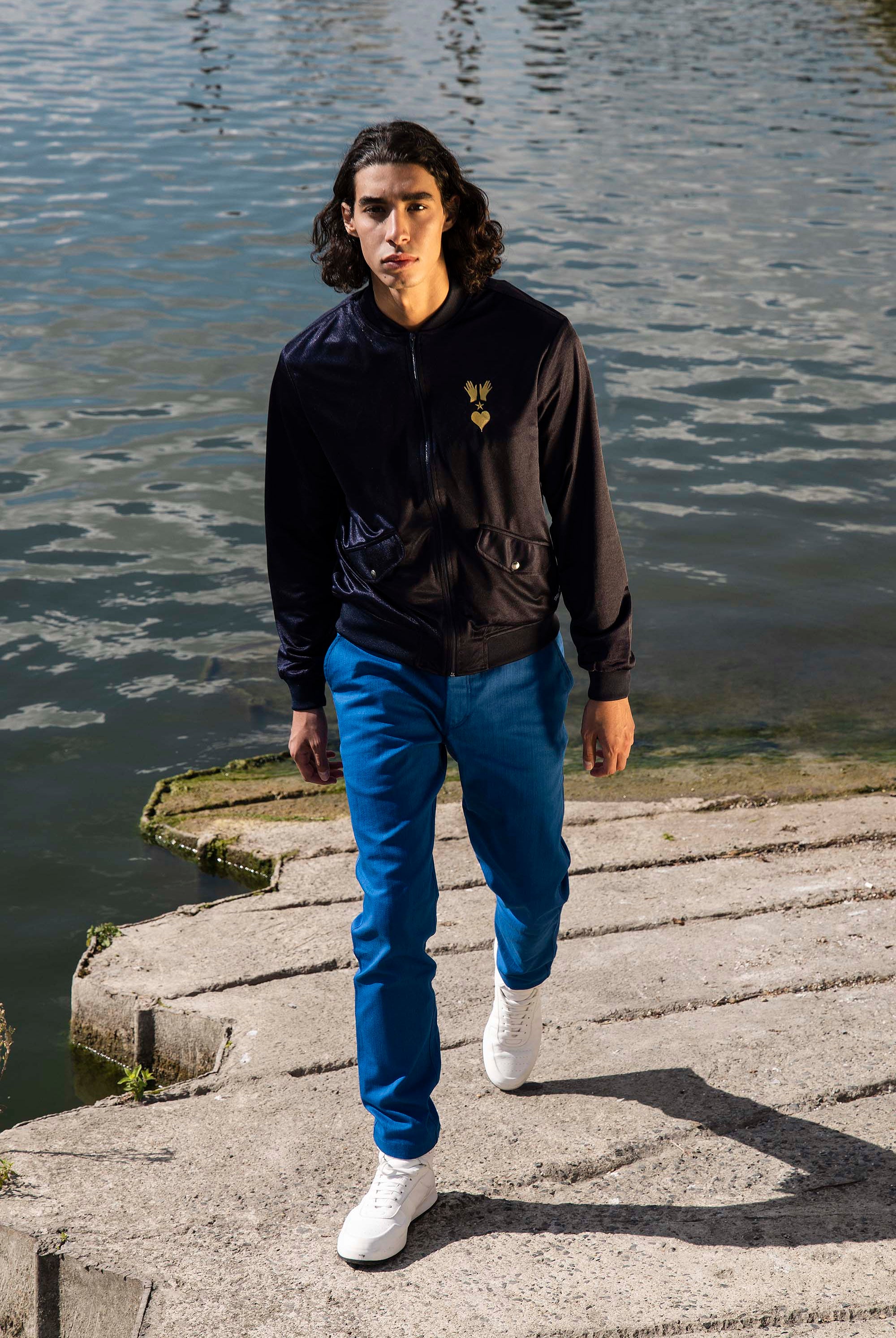 Blouson Paraguas Bola Disco Bleu Marine élément incontournable des tenues masculines, la veste est une pièce polyvalente