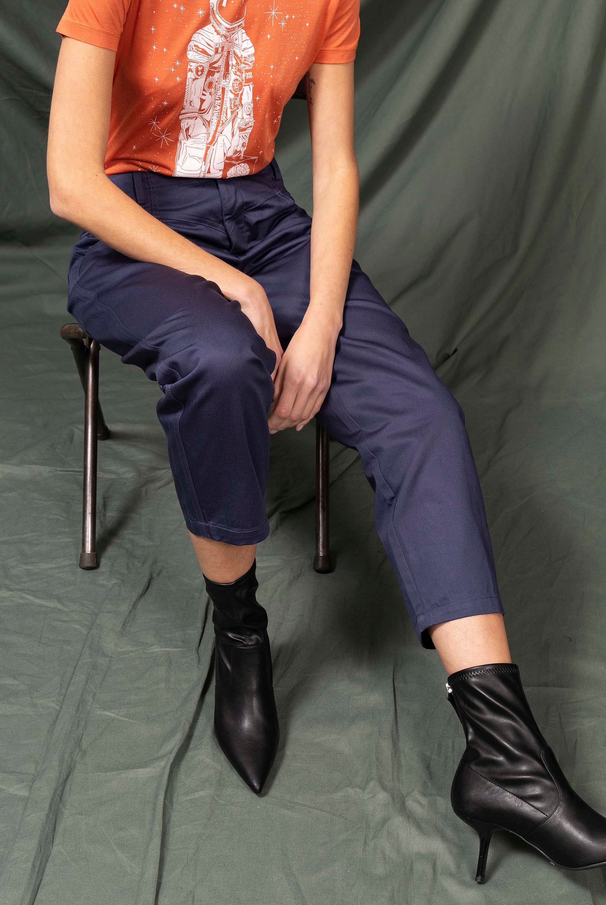 Pantalon Isabella Bleu de Prusse minimalisme et détails tendance, coupes classiques et une palette de couleurs neutres