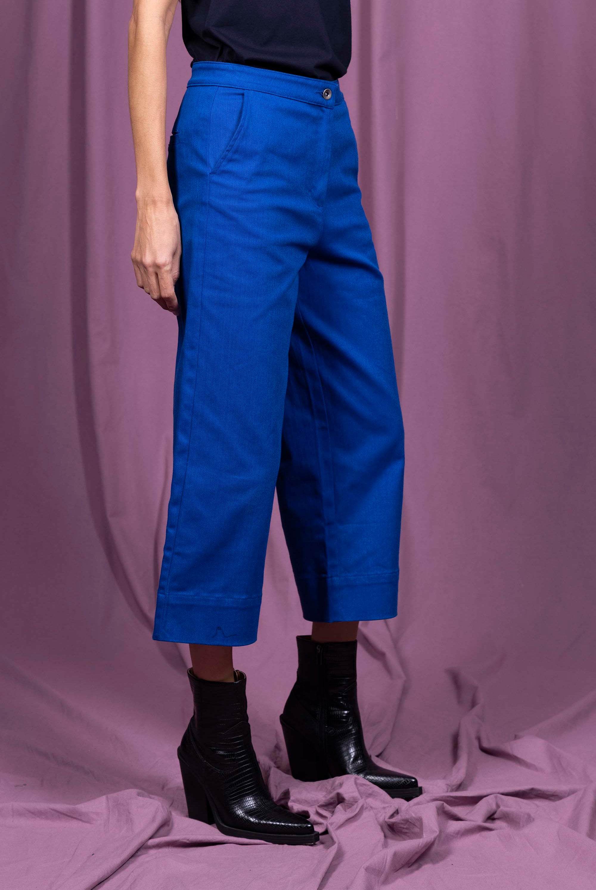 Pantalon Cristina Bleu pièce intemporelle, élégance et poésie urbaine, fabrication certifiée