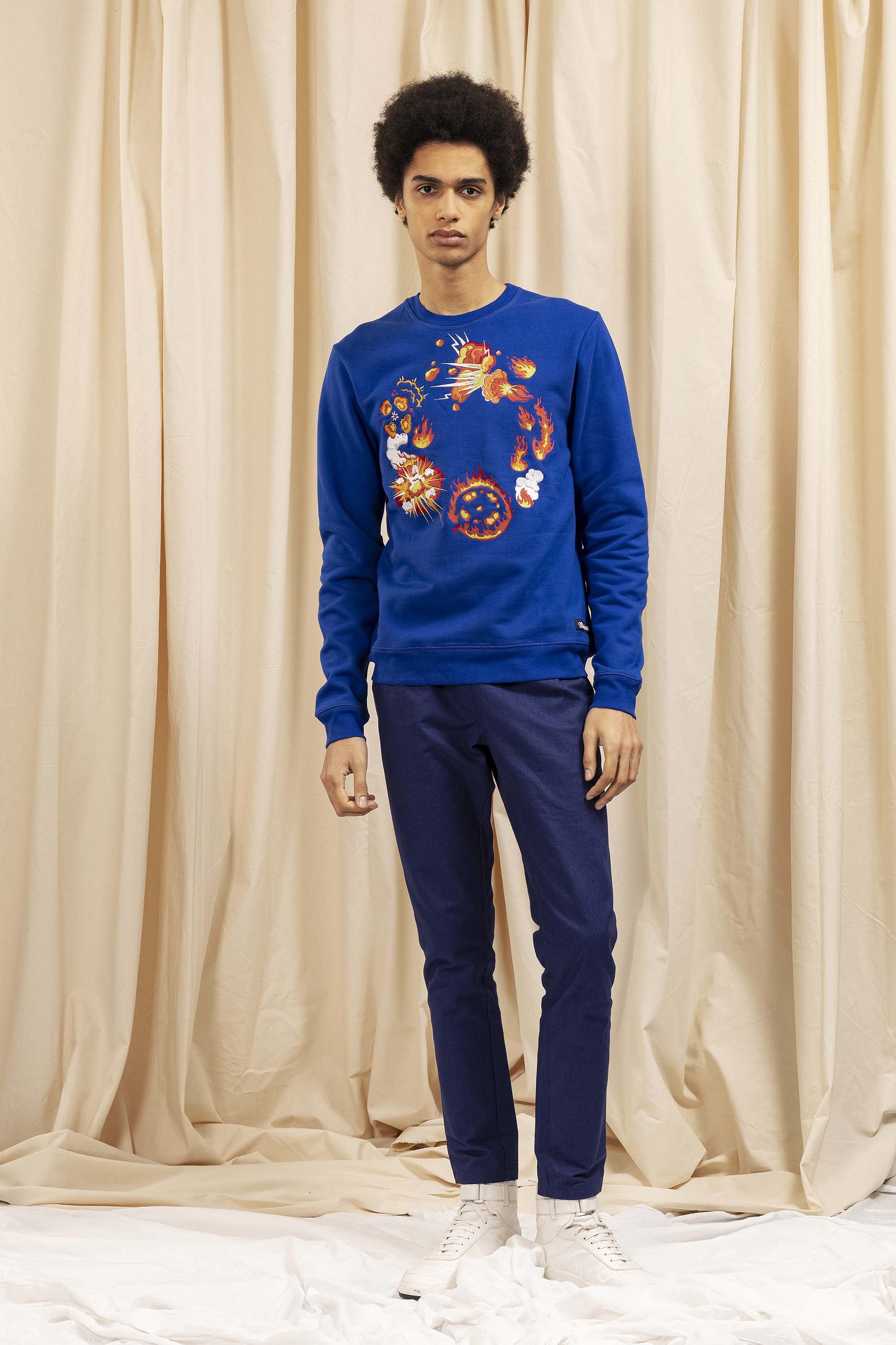 Sweatshirt Macarron Detonación Bleu Saphir Pour un look sportswear et urbain, les sweatshirts Misericordia sont faits pour vous
