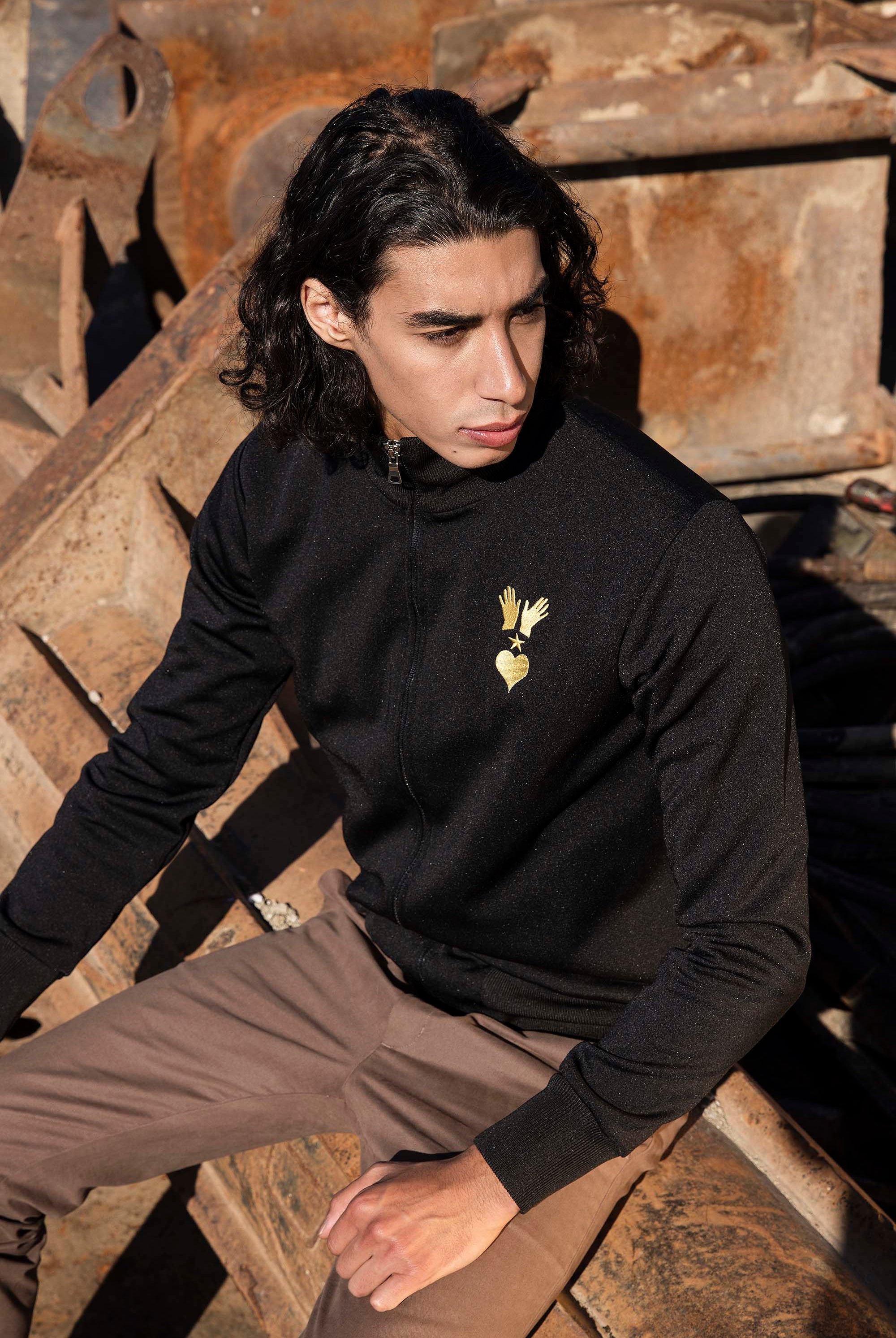 Veste de Sport Orgullo Manos Noir élément incontournable des tenues masculines, la veste est une pièce polyvalente