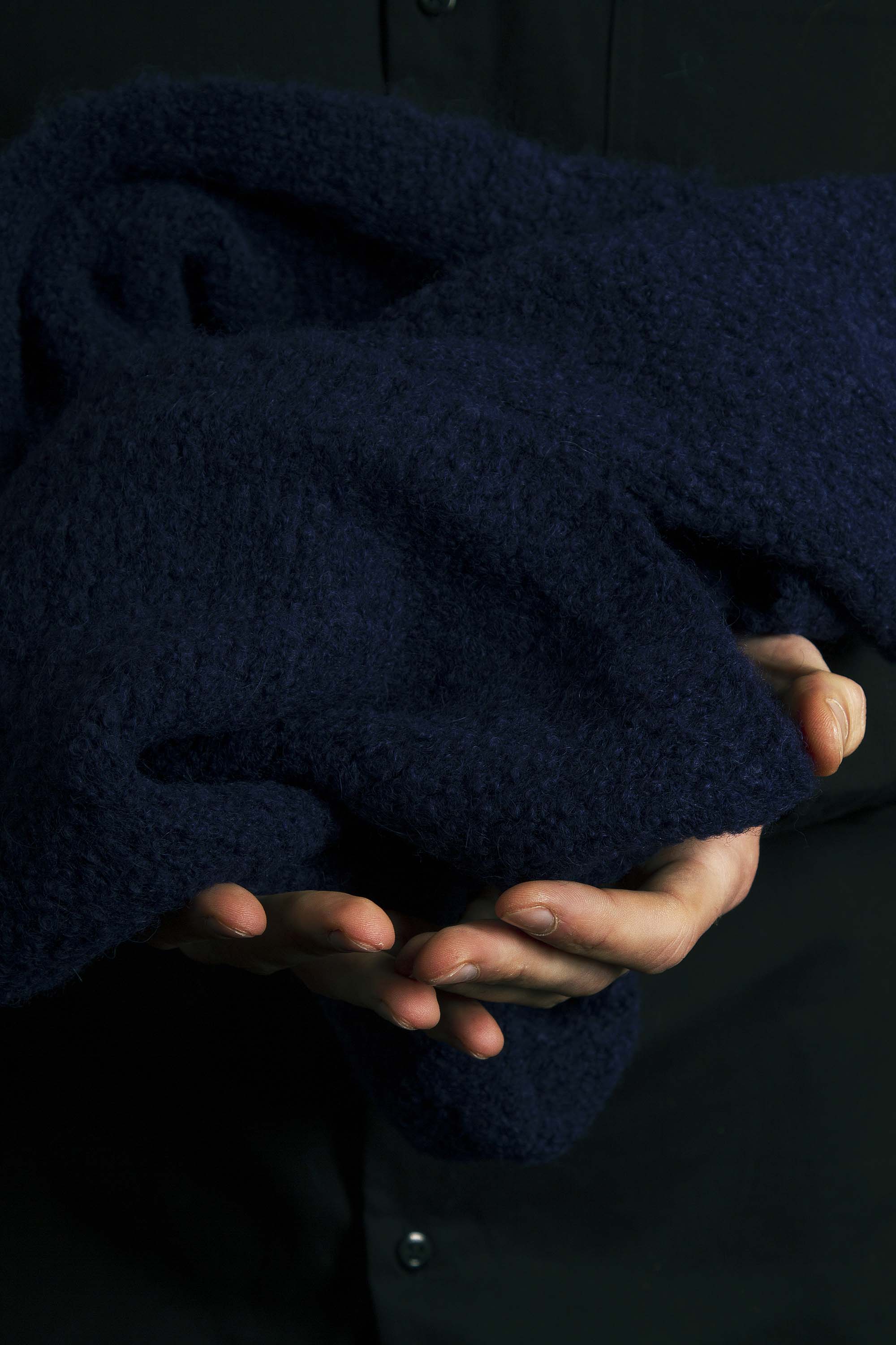 Écharpe Boucle Bleu Marine écharpes Misericordia pour compléter une tenue pour une allure trendy en toutes circonstances