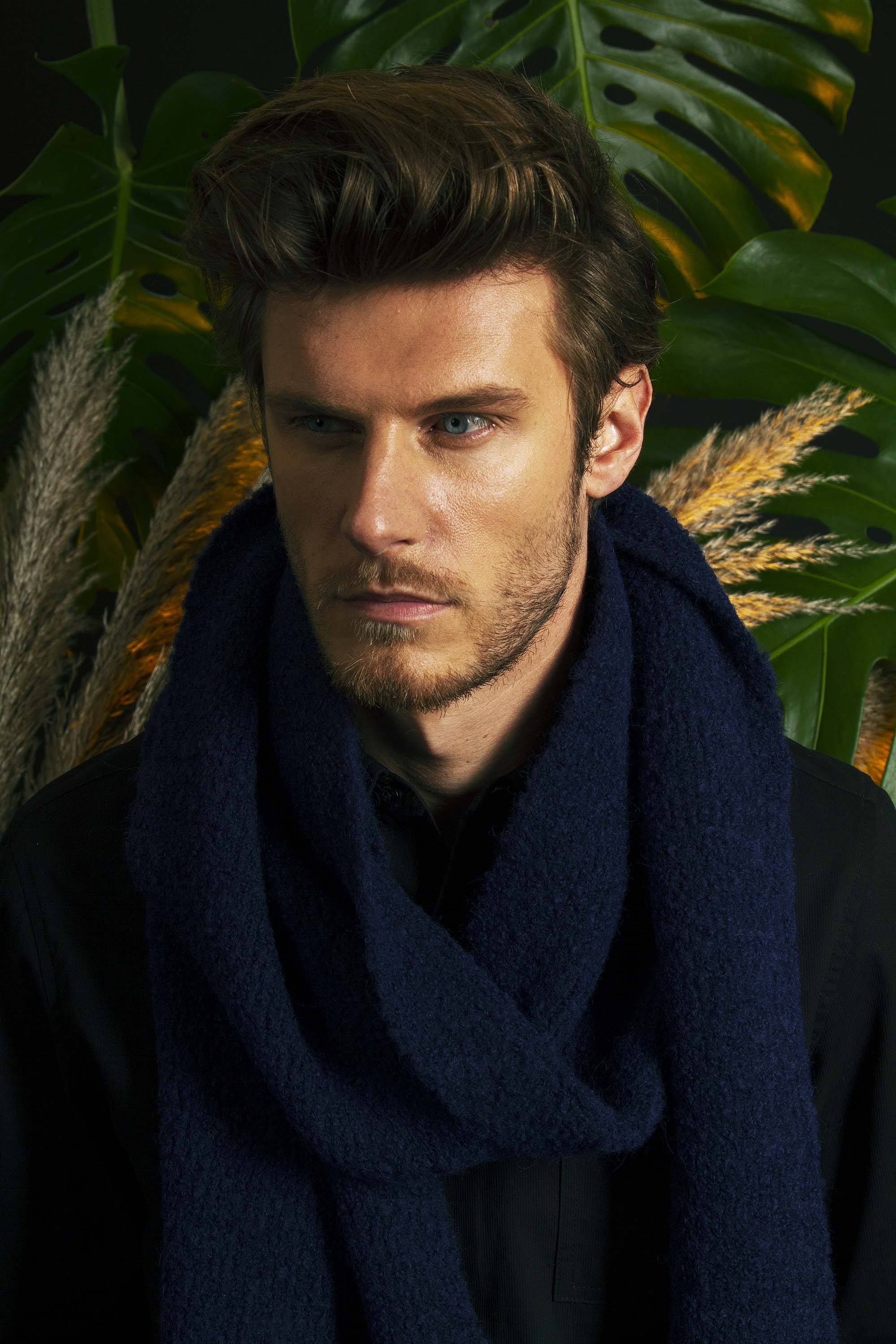 Écharpe Boucle Bleu Marine chaude ou légère une inspiration pour peaufiner un style dandy et citadin