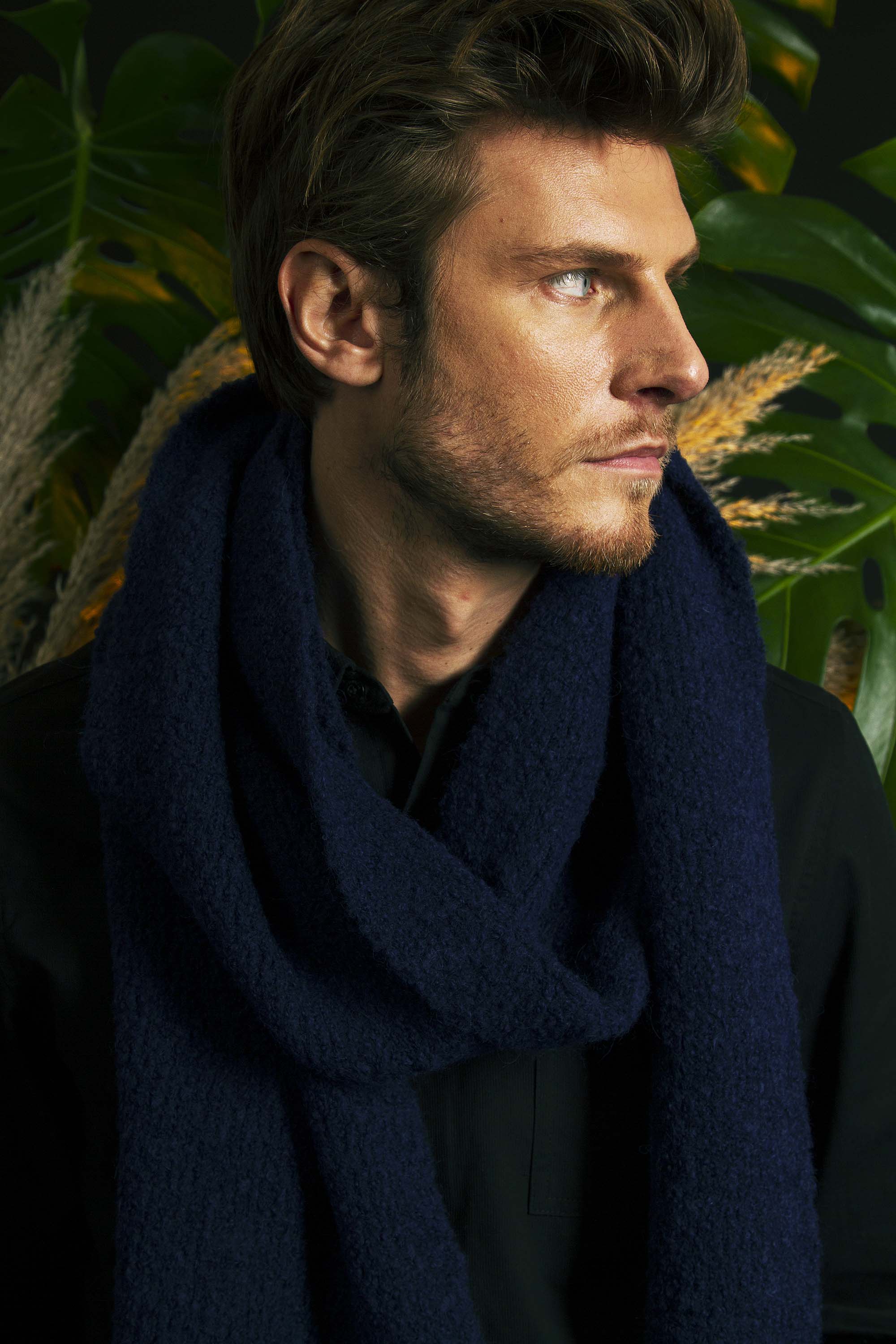 Écharpe Boucle Bleu Marine agréable à porter et très actuel écharpe immanquable du dressing mixte