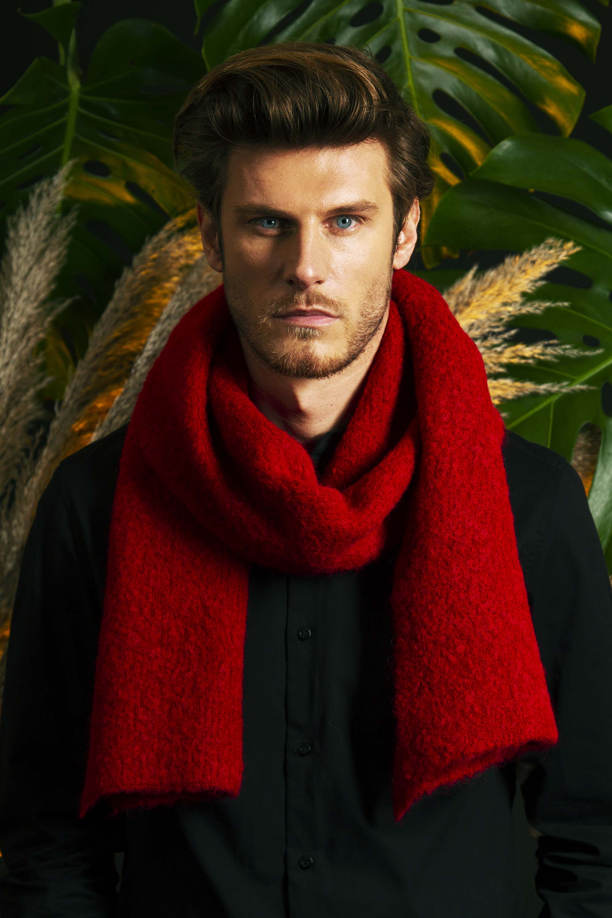 Écharpe Boucle Rouge écharpes Misericordia pour compléter une tenue pour une allure trendy en toutes circonstances