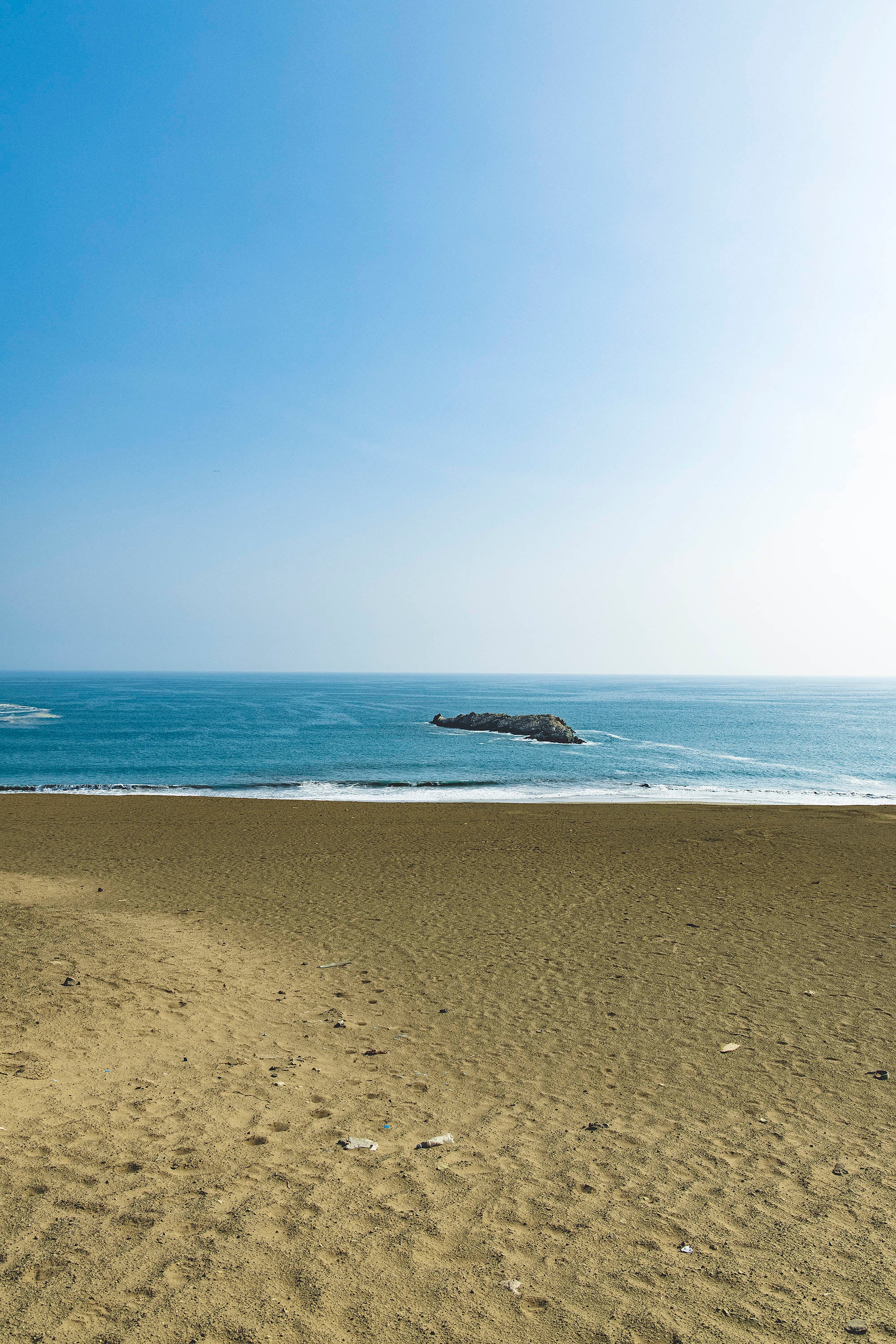 Plage océan pacifique avec rocher sortant de l'eau