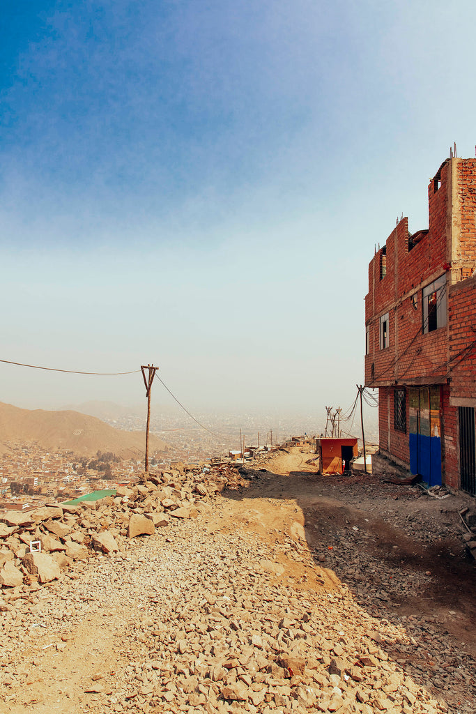 Photographie prise depuis les bidonvilles avec lima la capitale du pérou visible au loin