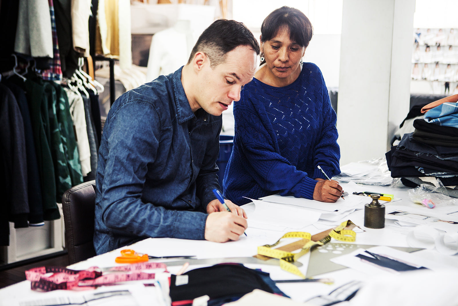 Aurelyen designer de Misericordia et une couturière travaillant ensemble dans l'atelier de Lima