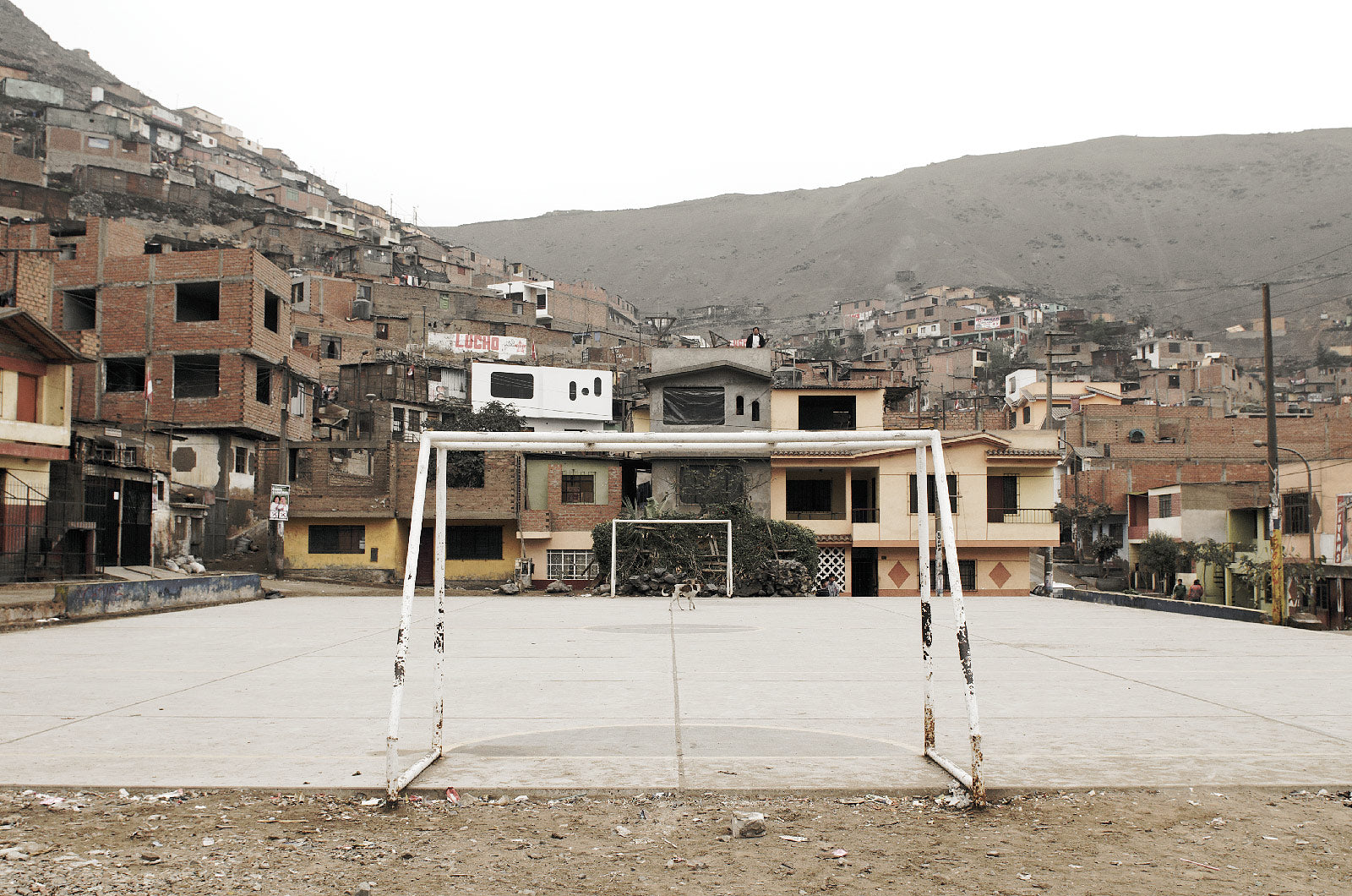 cage de foot terrain au milieu de la ville de Lima