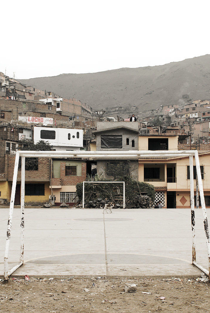 cage de foot terrain au milieu de la ville de Lima