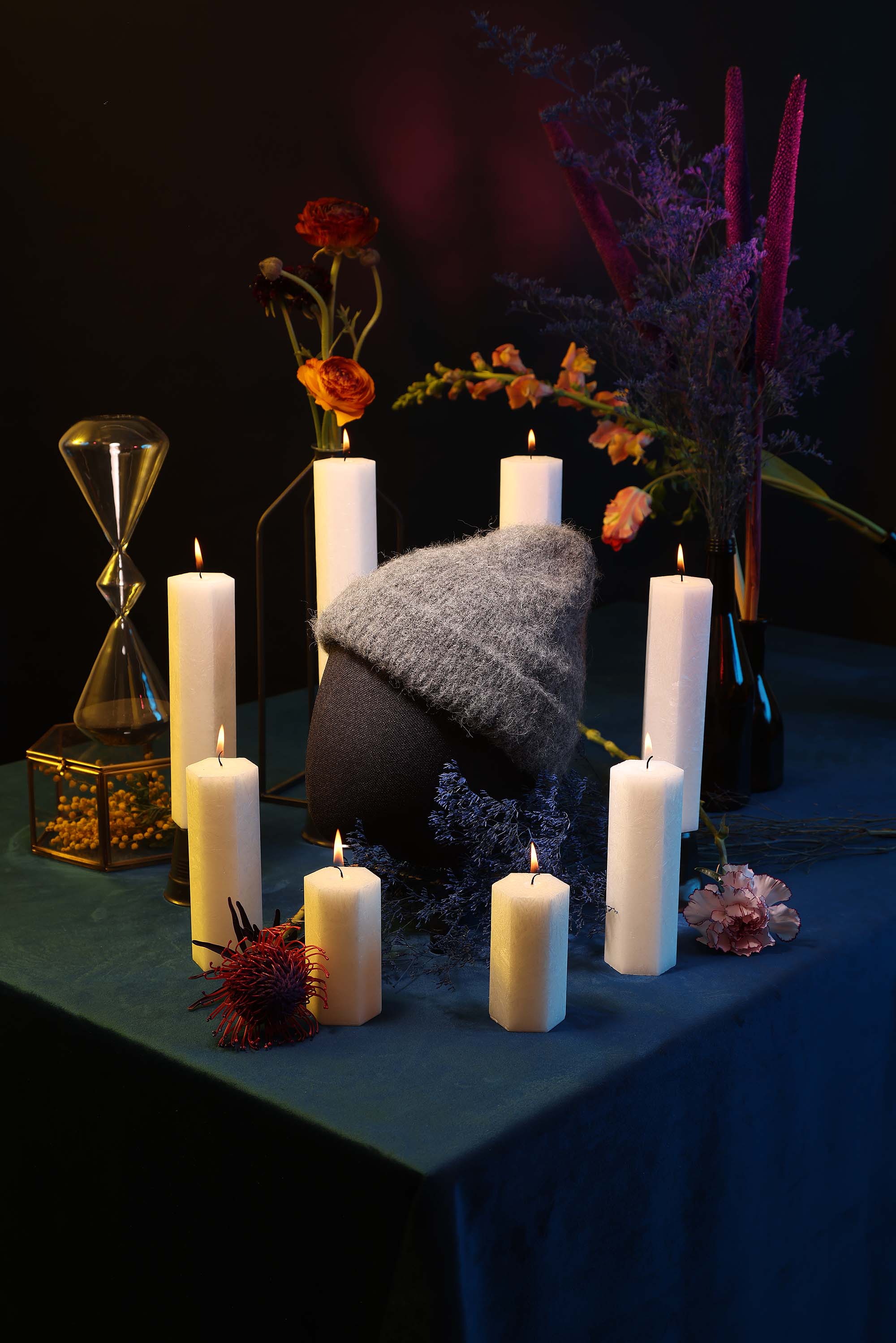 bonnet à côtes gris foncé tricoté en laine d'alpaga douce et confortable