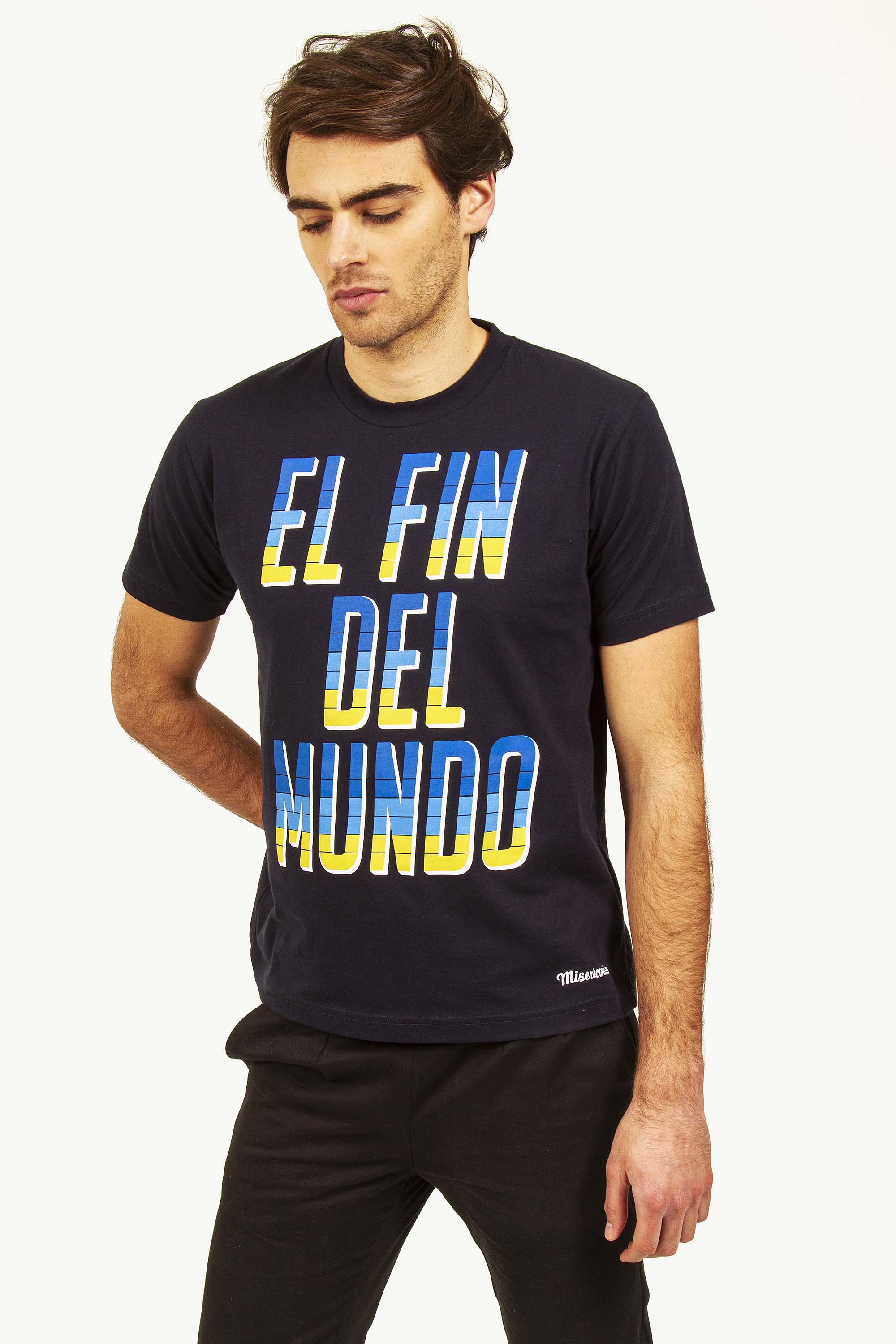 Jeune homme brun barbu se tenant debout avec tee-shirt revendication sociale 