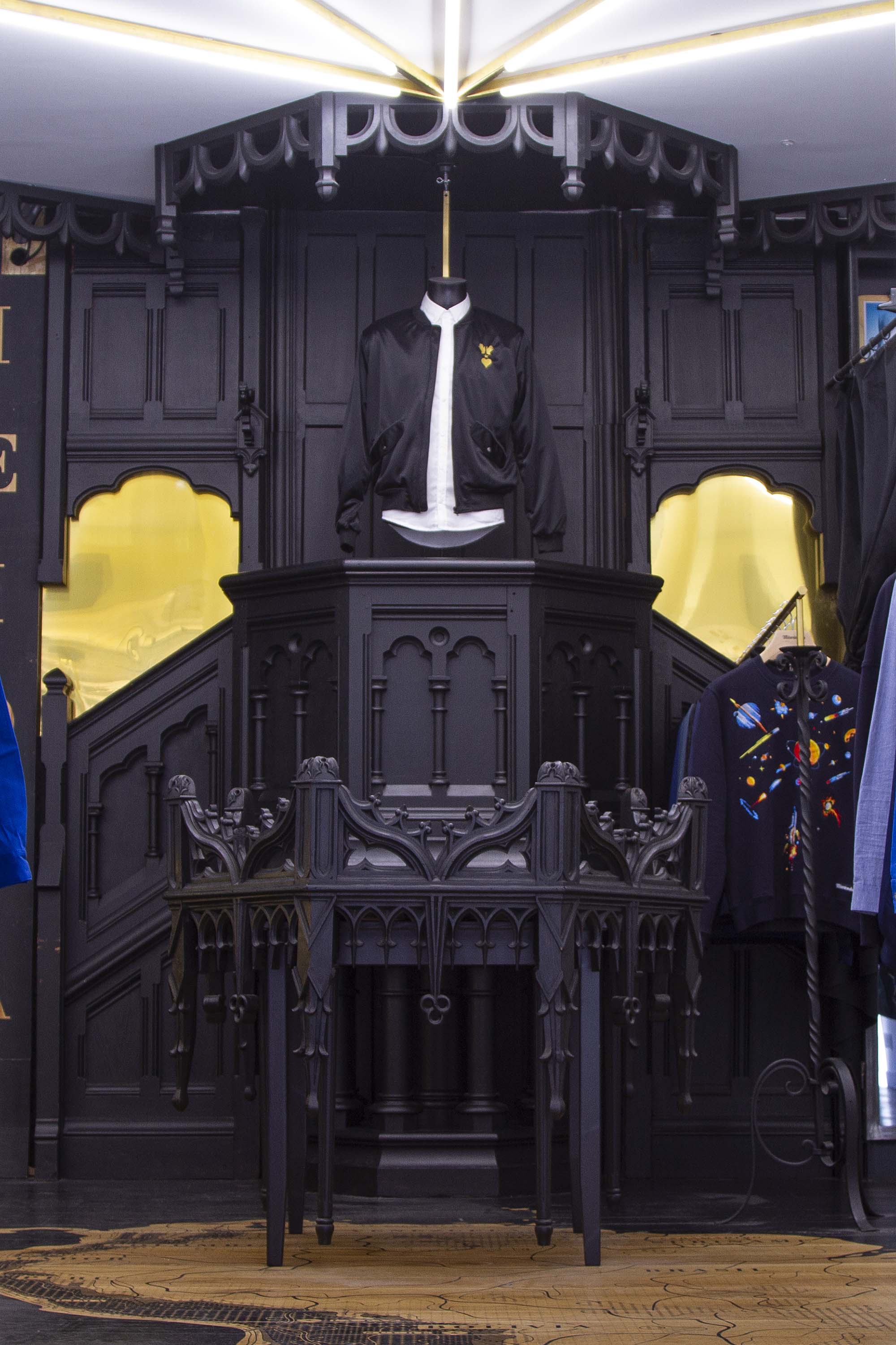 Boutique Misericordia rue Oberkampf chaire d'église et mannequin shopping unique à Paris meilleur adresse insolite capitale