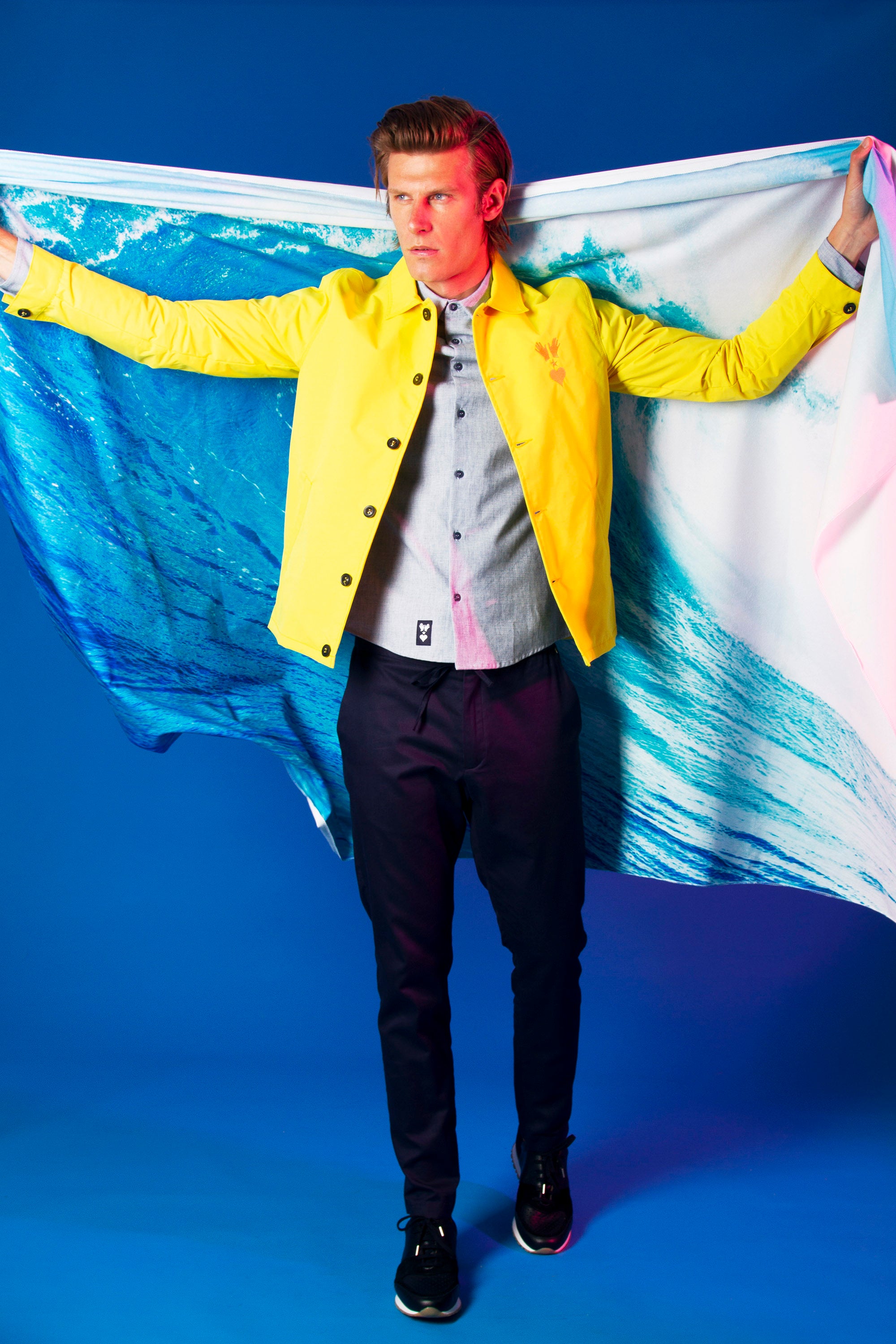 Mannequin homme veste imperméable jaune tenant un drapeau