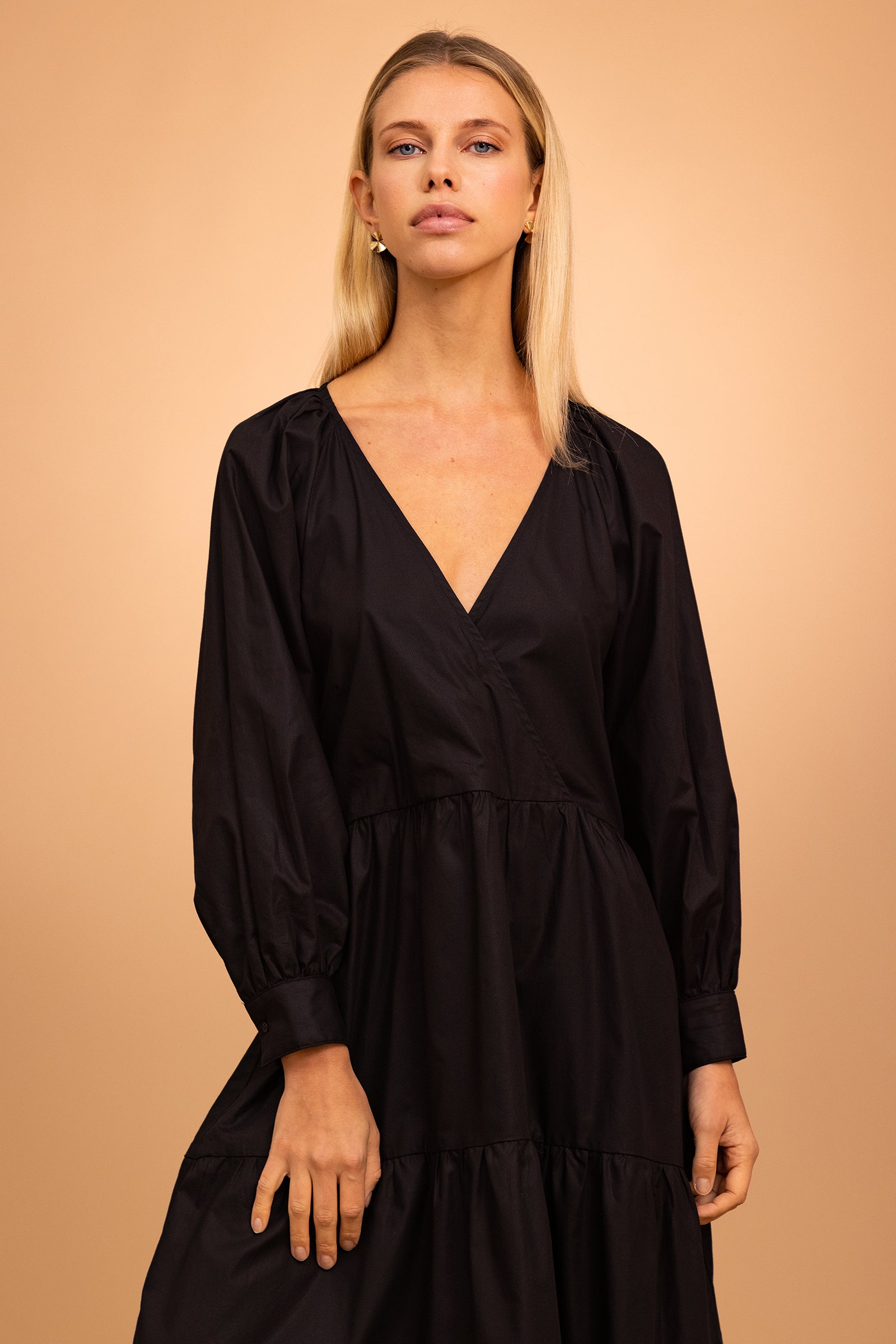 robe noire a manches longues avec col en v pour femme collection été 2022 misericordia
