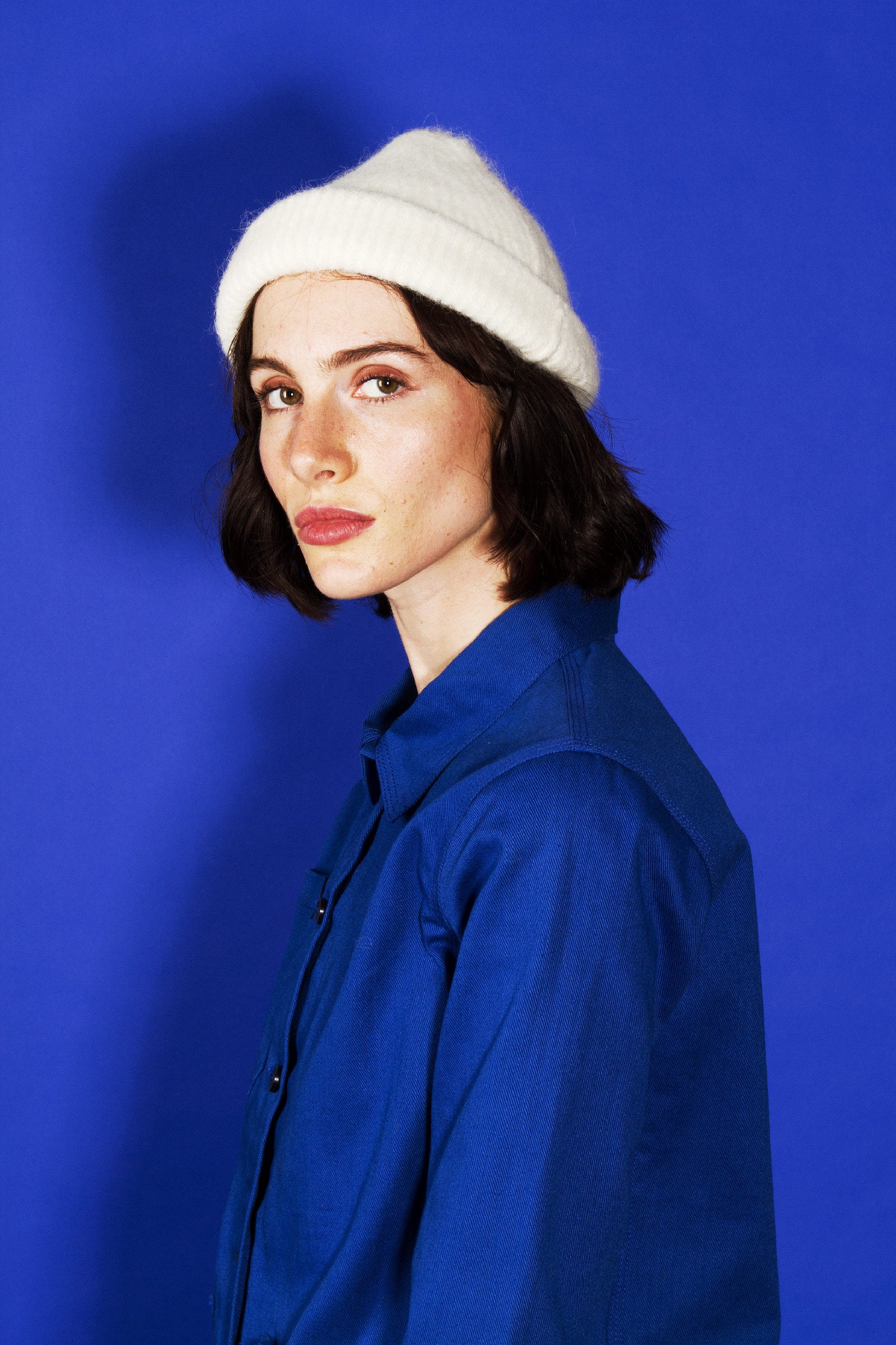 Mannequin femme brune portant un bonnet en alpaga éthique