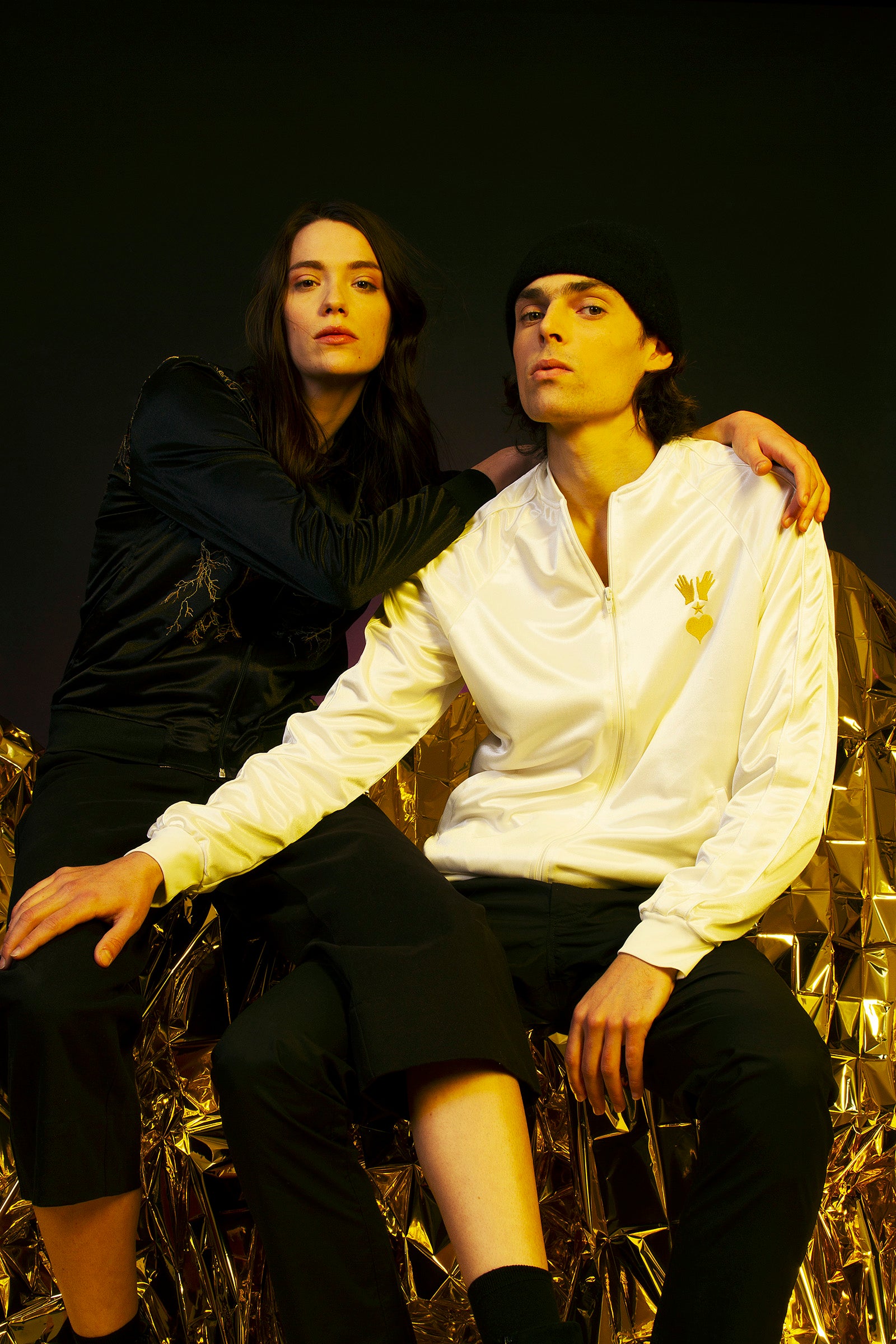 couple homme et femme mode engagée et responsable noir et blanc ambiance lunaire 