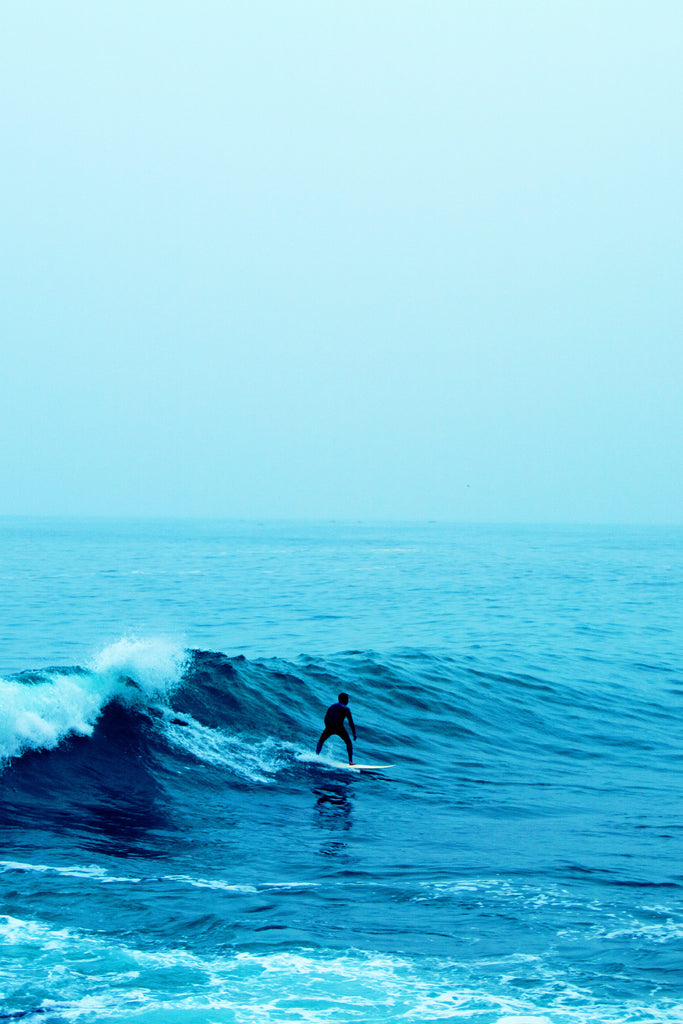 Surfeur sur une vague ambiance sereine mer et océan