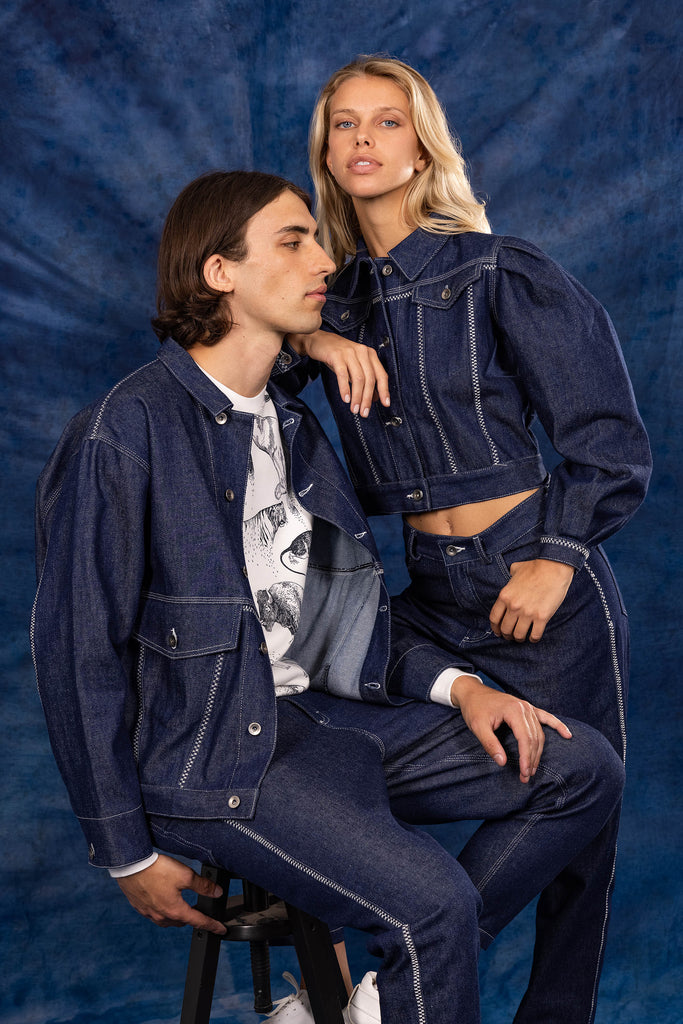 Couple portant un look concordant tous deux portant un ensemble accordé bleu denim nouveauté nouvelle collection été 2023 misericordia