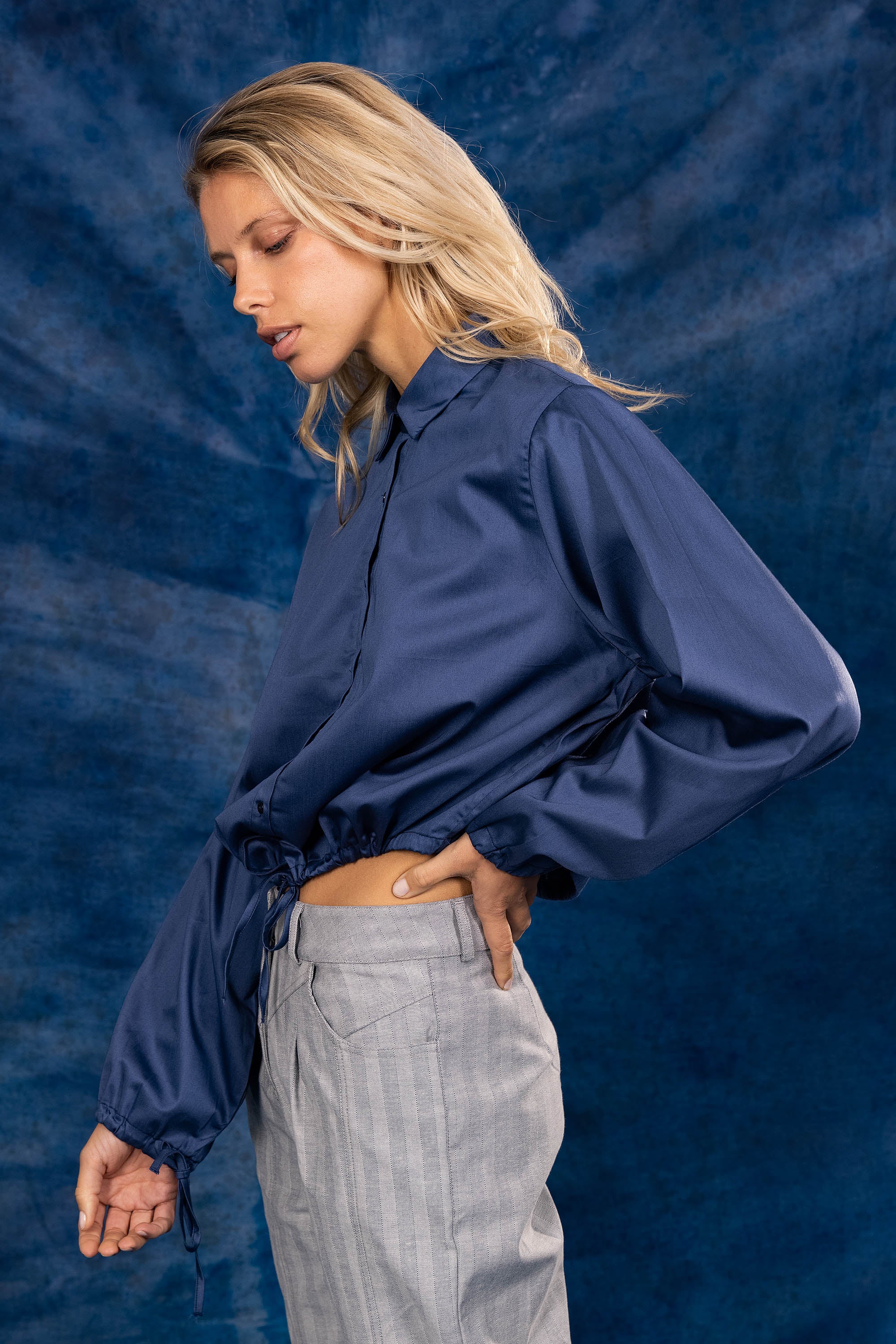 Chemise bleue coupe ample et ficelles aux poignets et au bas de la chemise nouveauté nouvelle collection été 2023 misericordia