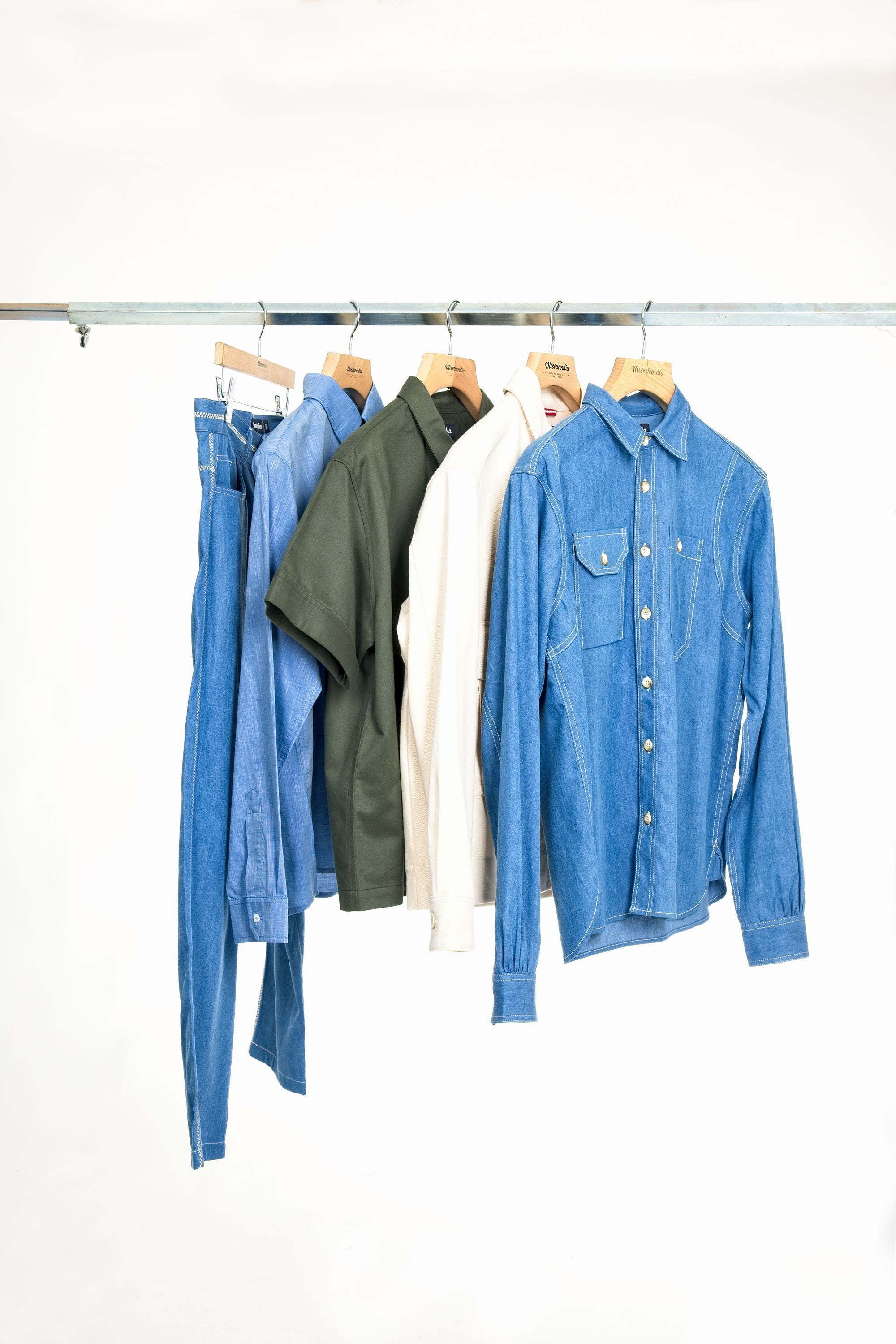 BLEU ABSOLU : QUAND LE DENIM REDESSINE LA SILHOUETTE MASCULINE EN 2026
