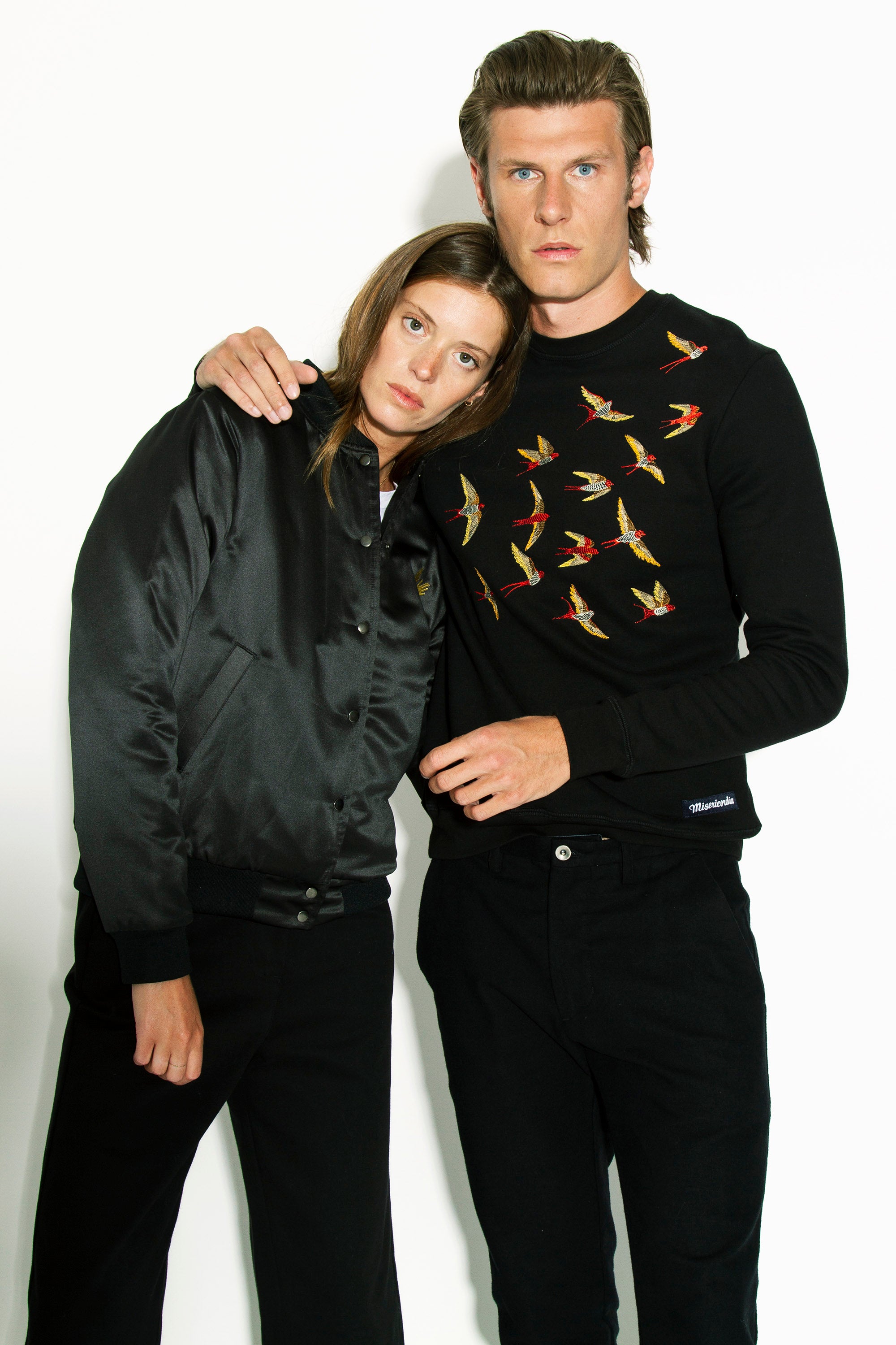 Couple habillé tout en noir veste satinée sportswear et sweat brodé
