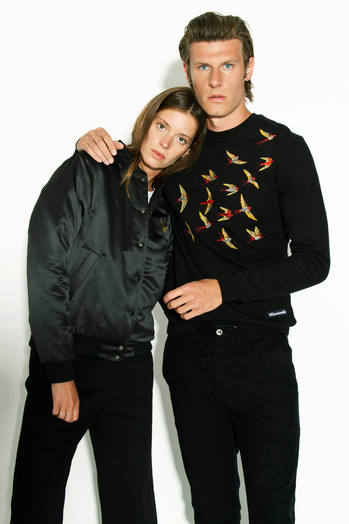 Couple habillé tout en noir veste satinée sportswear et sweat brodé