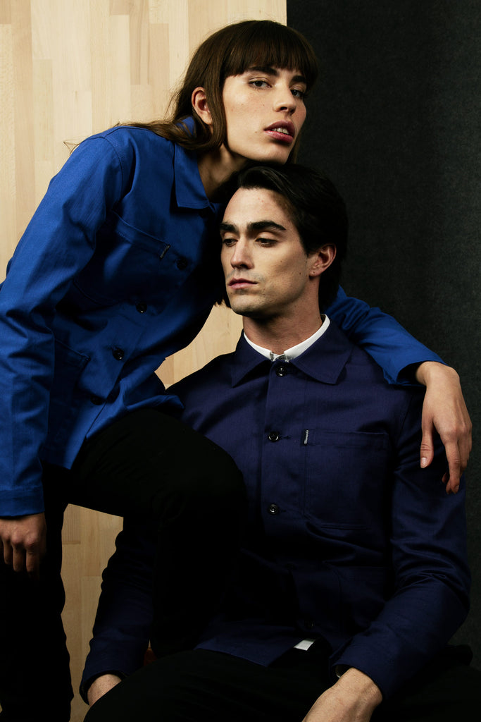 Couple portant tous les deux des vestes de travail bleues en coton péruvien
