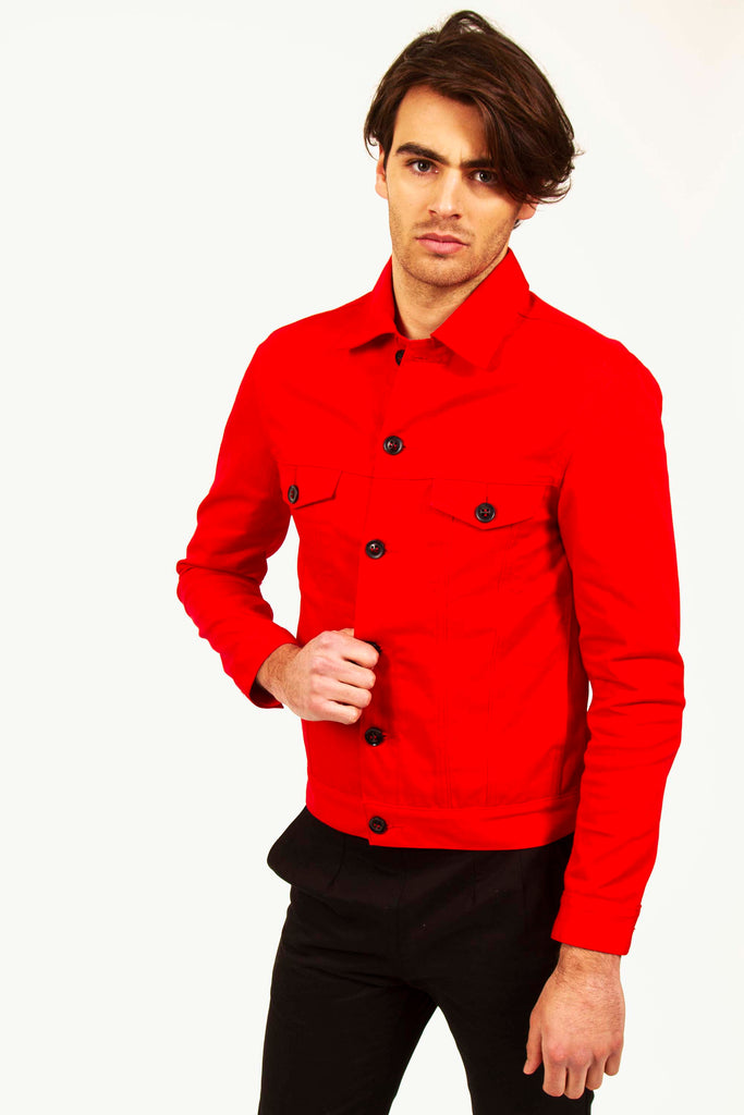 homme qui porte une veste rouge voyante blouson pour l'été mais aussi pour toutes les autres saisons 