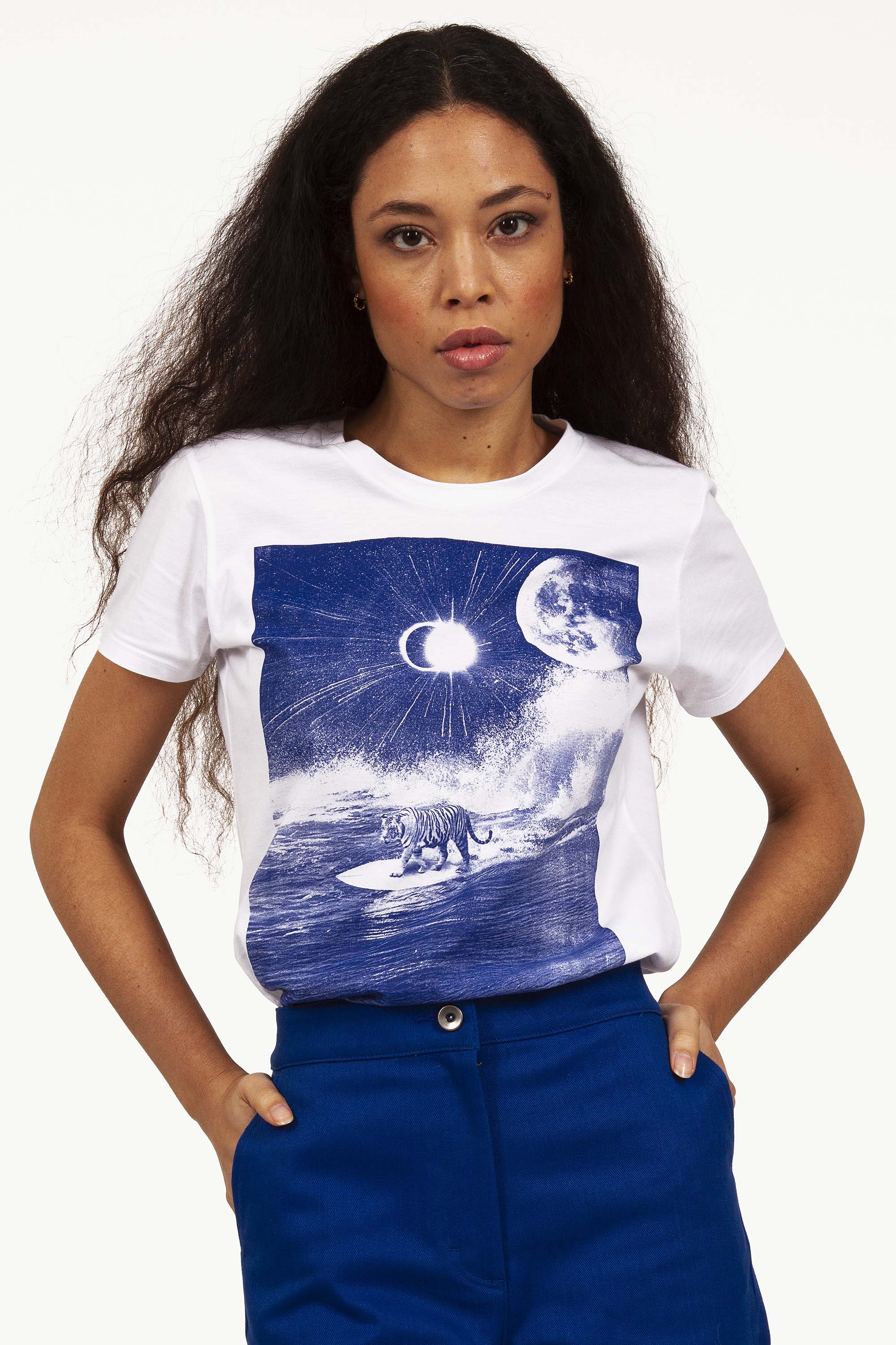  femme avec tee shirt imprimé bleu se tenant debout avec un lune sur le desin 