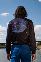 Blouson Paraguas Bola Disco Bleu Marine élément incontournable des tenues masculines, la veste est une pièce polyvalente