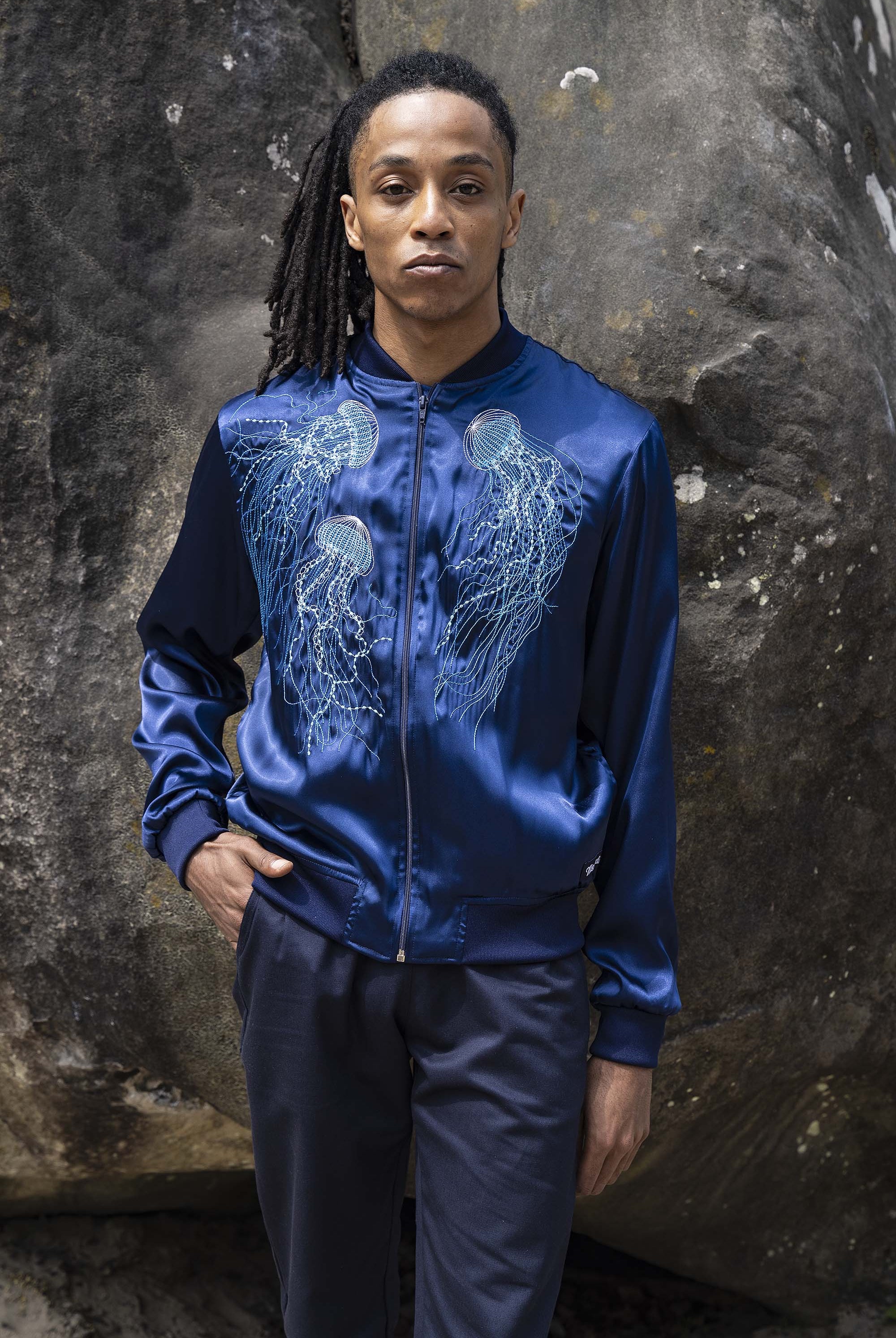 Blouson Paraguas Medusas Bleu Marine élément incontournable des tenues masculines, la veste est une pièce polyvalente
